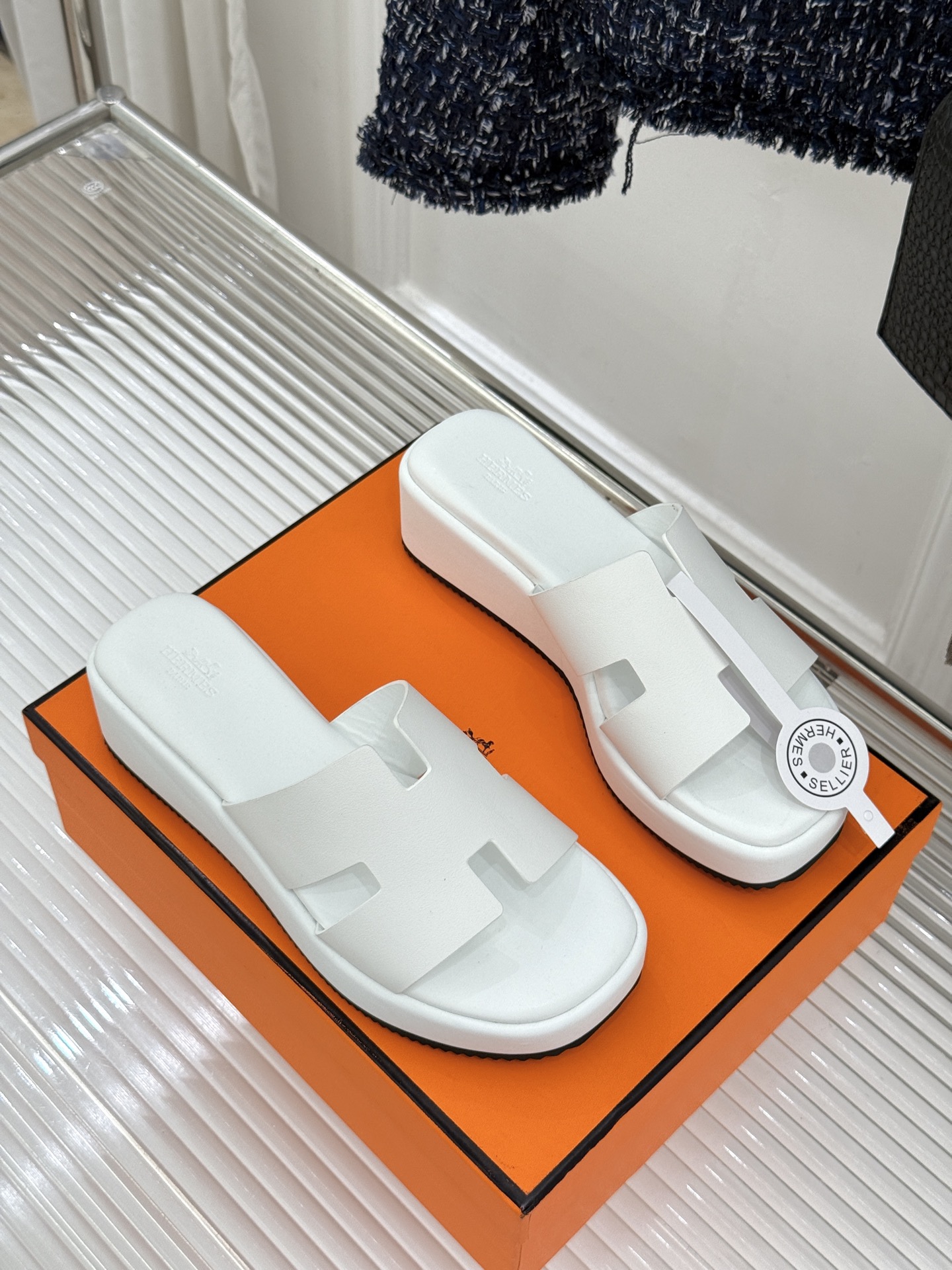 Hermès/爱马仕26WF新品极简厚底H拖鞋以极简厚底重塑经典H拖鞋。标志性H型鞋面利落大气无多余修饰