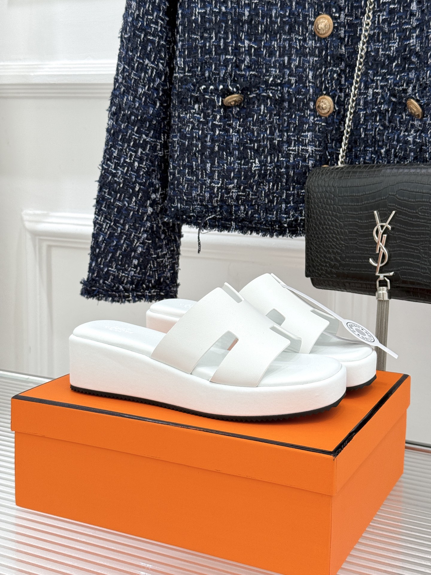 Hermès/爱马仕26WF新品极简厚底H拖鞋以极简厚底重塑经典H拖鞋。标志性H型鞋面利落大气无多余修饰