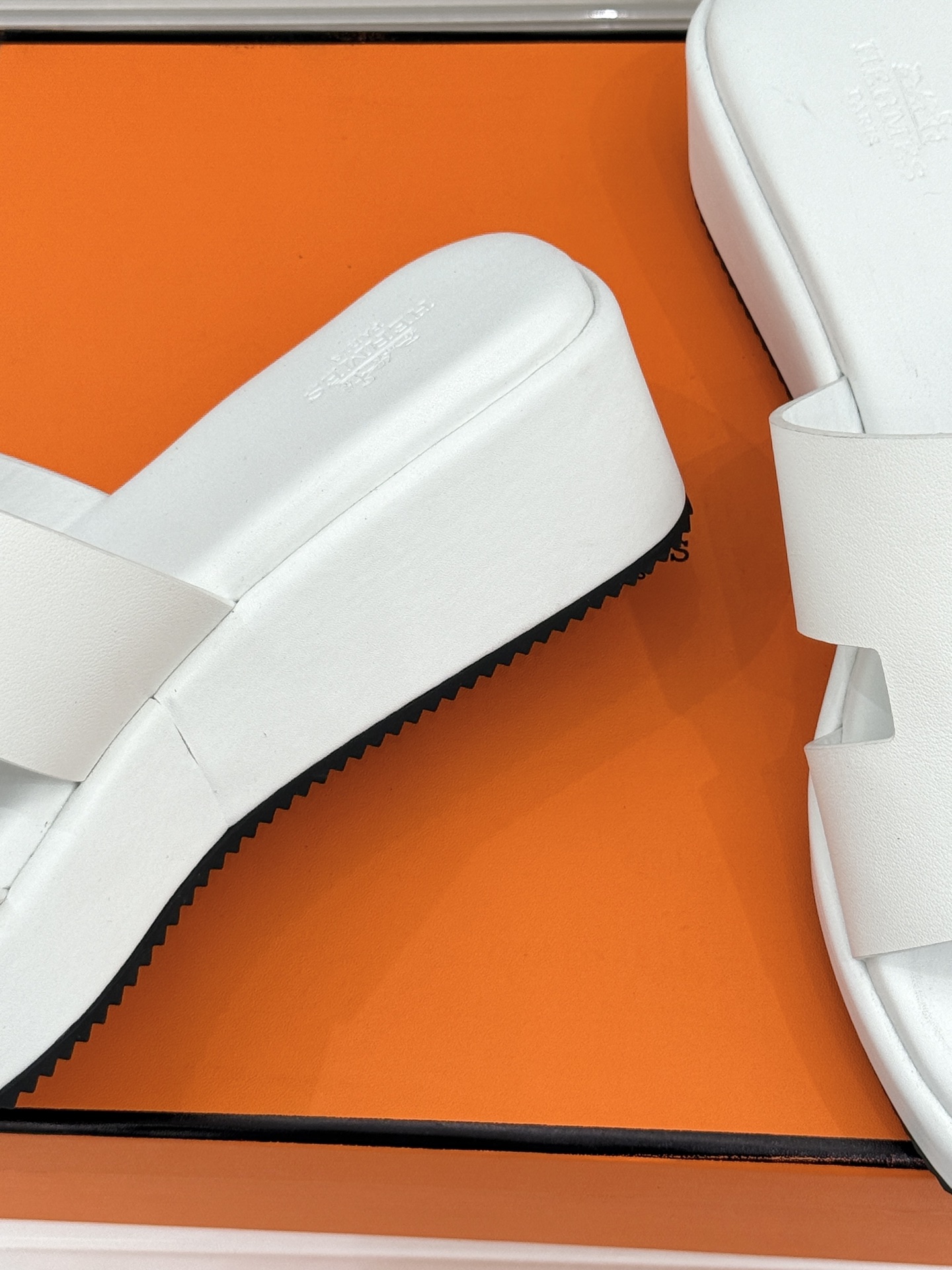 Hermès/爱马仕26WF新品极简厚底H拖鞋以极简厚底重塑经典H拖鞋。标志性H型鞋面利落大气无多余修饰