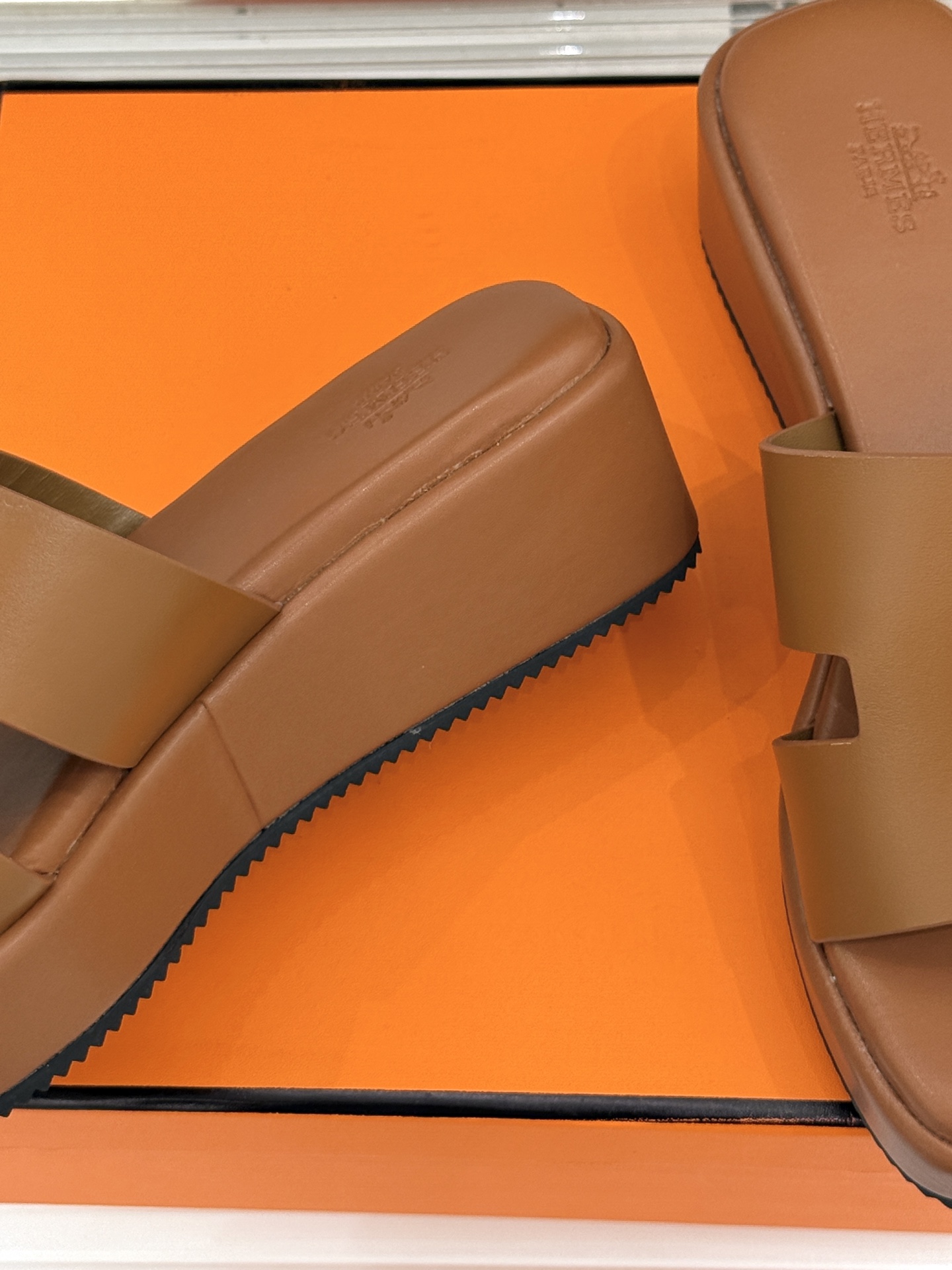 Hermès/爱马仕26WF新品极简厚底H拖鞋以极简厚底重塑经典H拖鞋。标志性H型鞋面利落大气无多余修饰