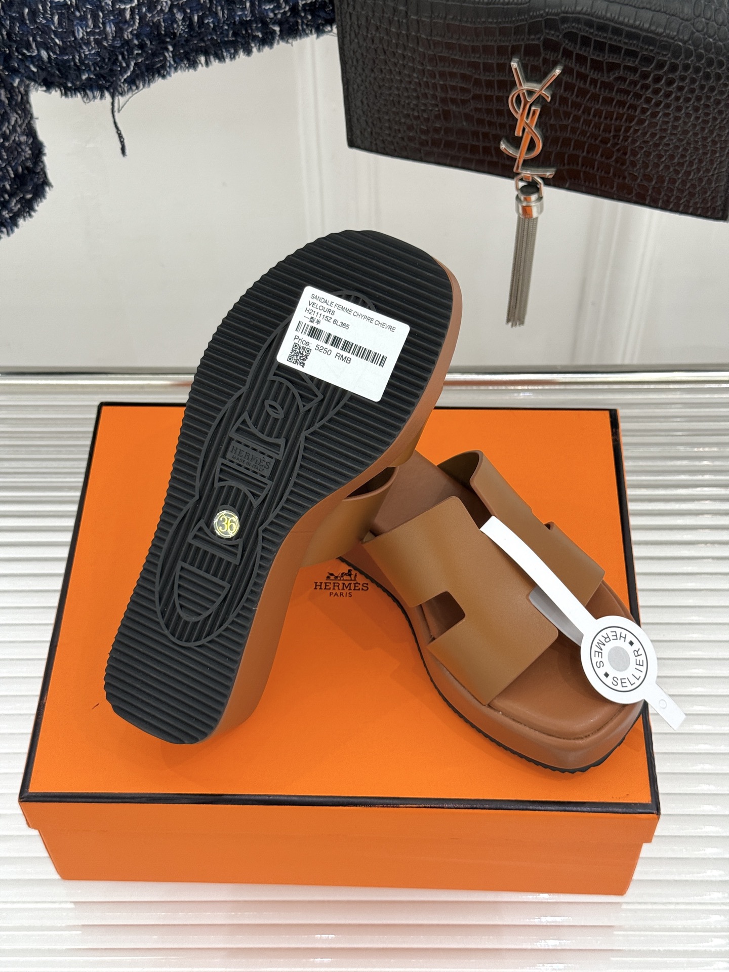 Hermès/爱马仕26WF新品极简厚底H拖鞋以极简厚底重塑经典H拖鞋。标志性H型鞋面利落大气无多余修饰