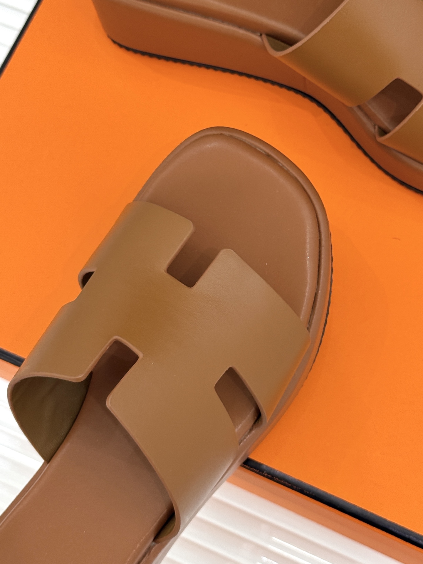 Hermès/爱马仕26WF新品极简厚底H拖鞋以极简厚底重塑经典H拖鞋。标志性H型鞋面利落大气无多余修饰