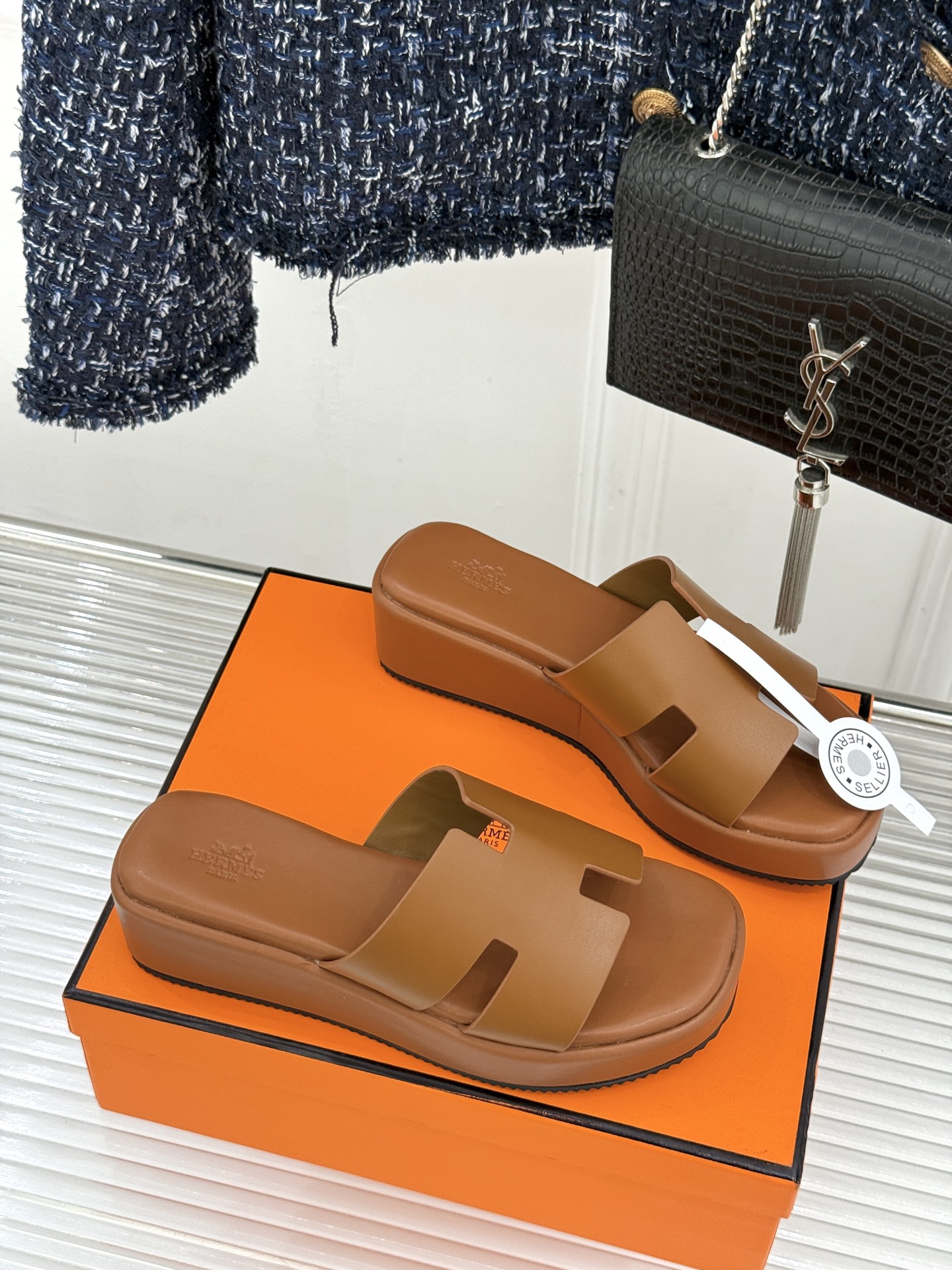 Hermès/爱马仕26WF新品极简厚底H拖鞋以极简厚底重塑经典H拖鞋。标志性H型鞋面利落大气无多余修饰