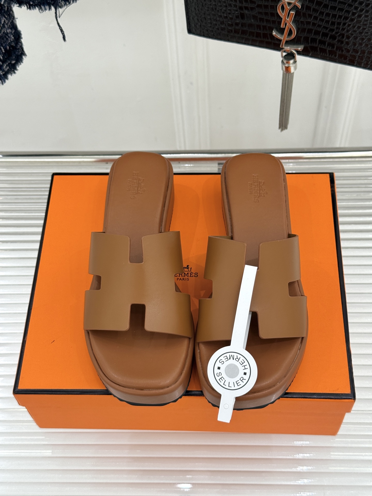 Hermès/爱马仕26WF新品极简厚底H拖鞋以极简厚底重塑经典H拖鞋。标志性H型鞋面利落大气无多余修饰