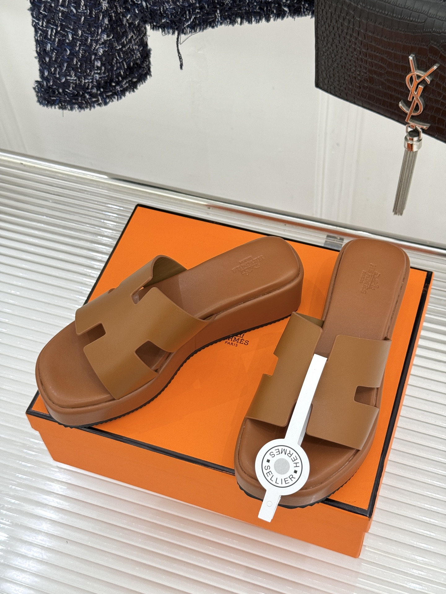 Hermès/爱马仕26WF新品极简厚底H拖鞋以极简厚底重塑经典H拖鞋。标志性H型鞋面利落大气无多余修饰