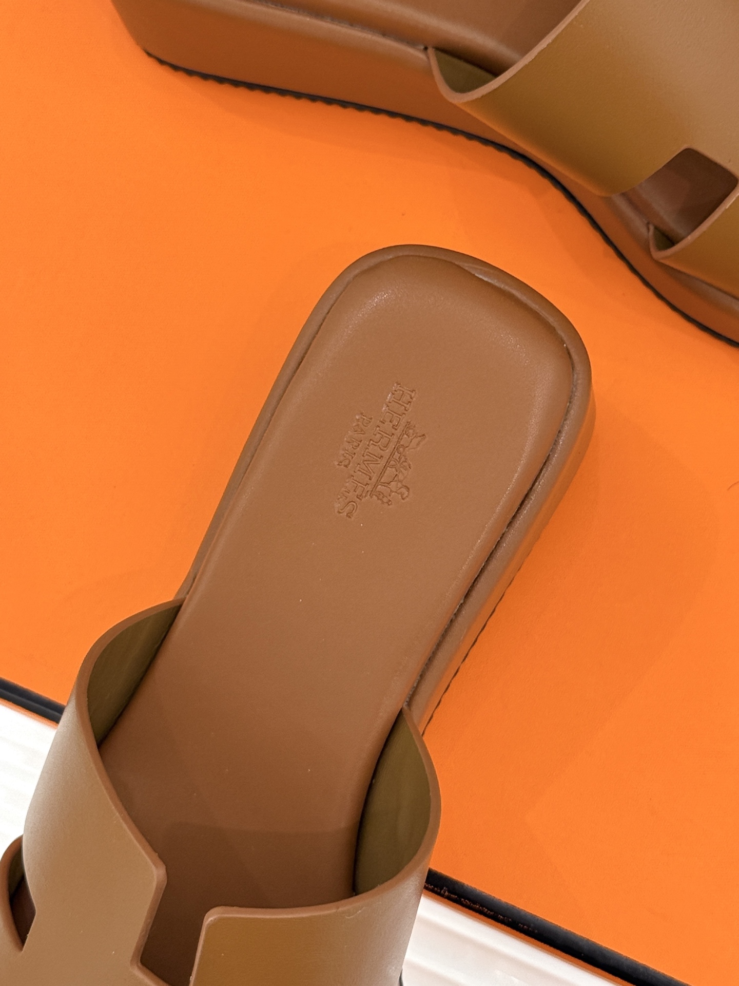 Hermès/爱马仕26WF新品极简厚底H拖鞋以极简厚底重塑经典H拖鞋。标志性H型鞋面利落大气无多余修饰