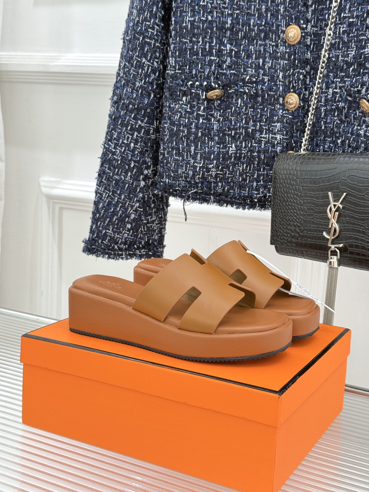 Hermès/爱马仕26WF新品极简厚底H拖鞋以极简厚底重塑经典H拖鞋。标志性H型鞋面利落大气无多余修饰