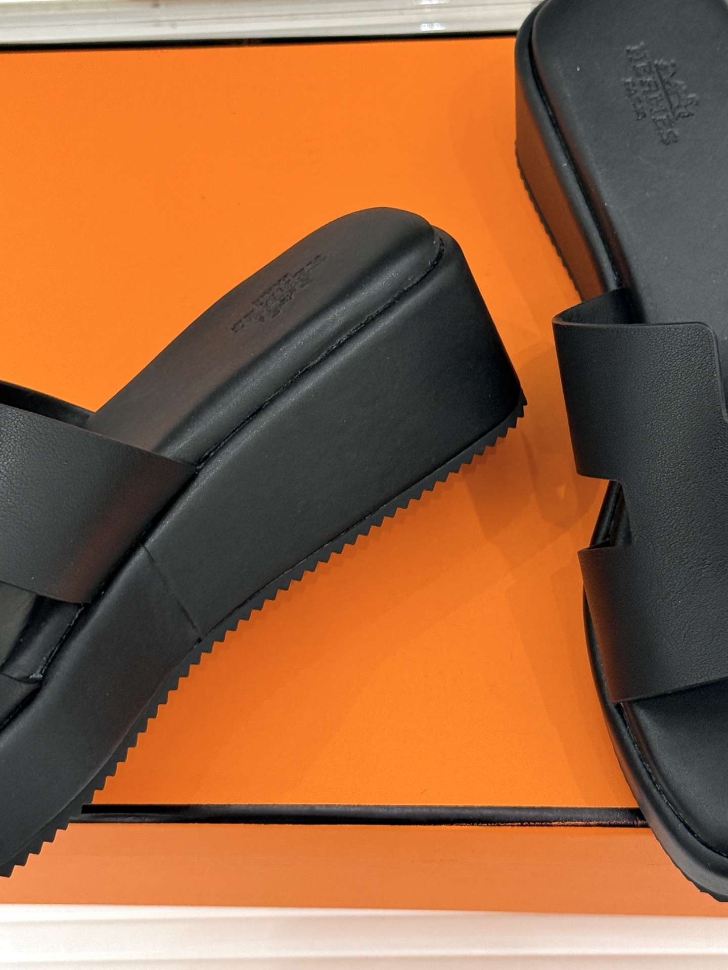 Hermès/爱马仕26WF新品极简厚底H拖鞋以极简厚底重塑经典H拖鞋。标志性H型鞋面利落大气无多余修饰