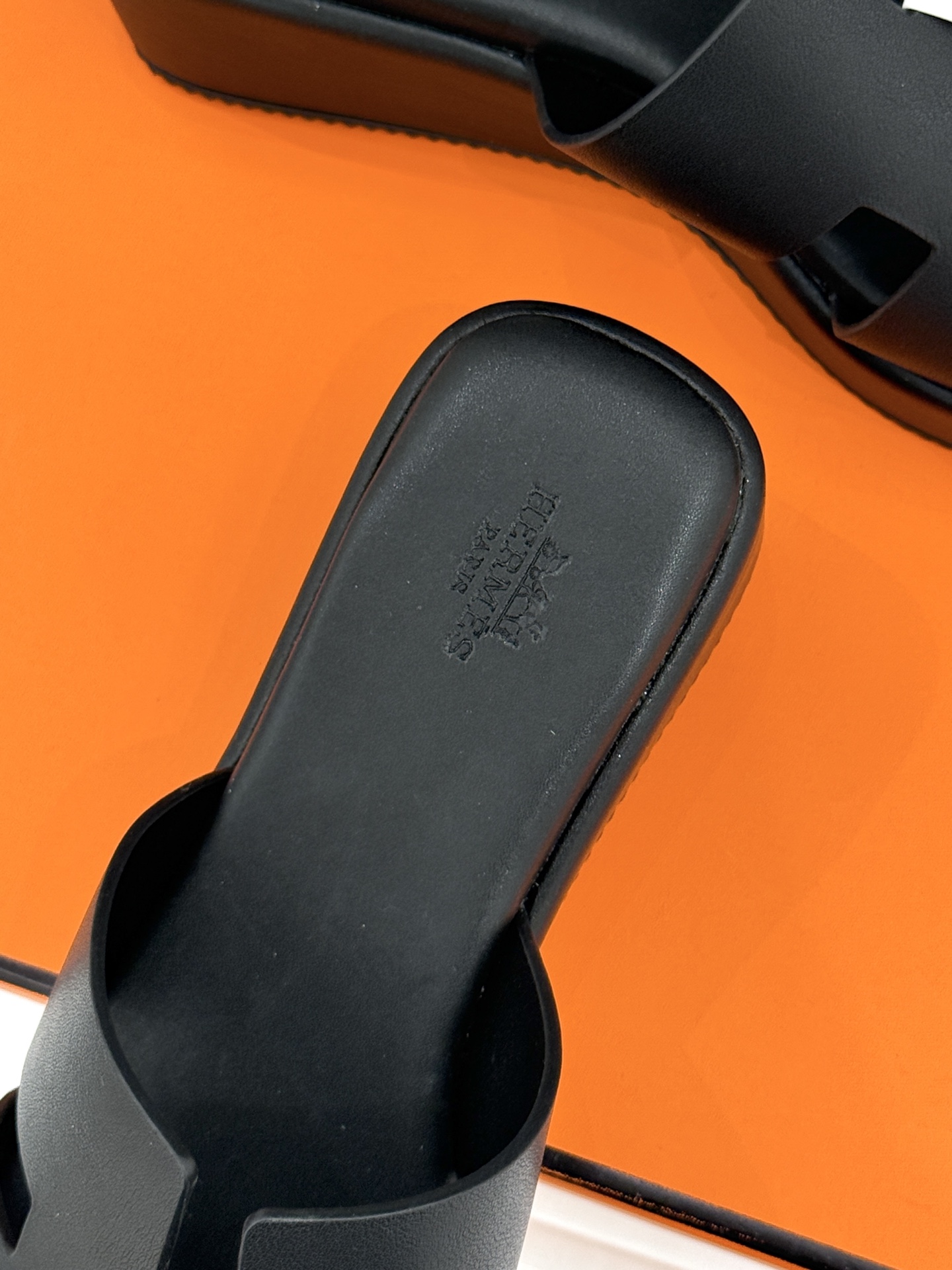 Hermès/爱马仕26WF新品极简厚底H拖鞋以极简厚底重塑经典H拖鞋。标志性H型鞋面利落大气无多余修饰