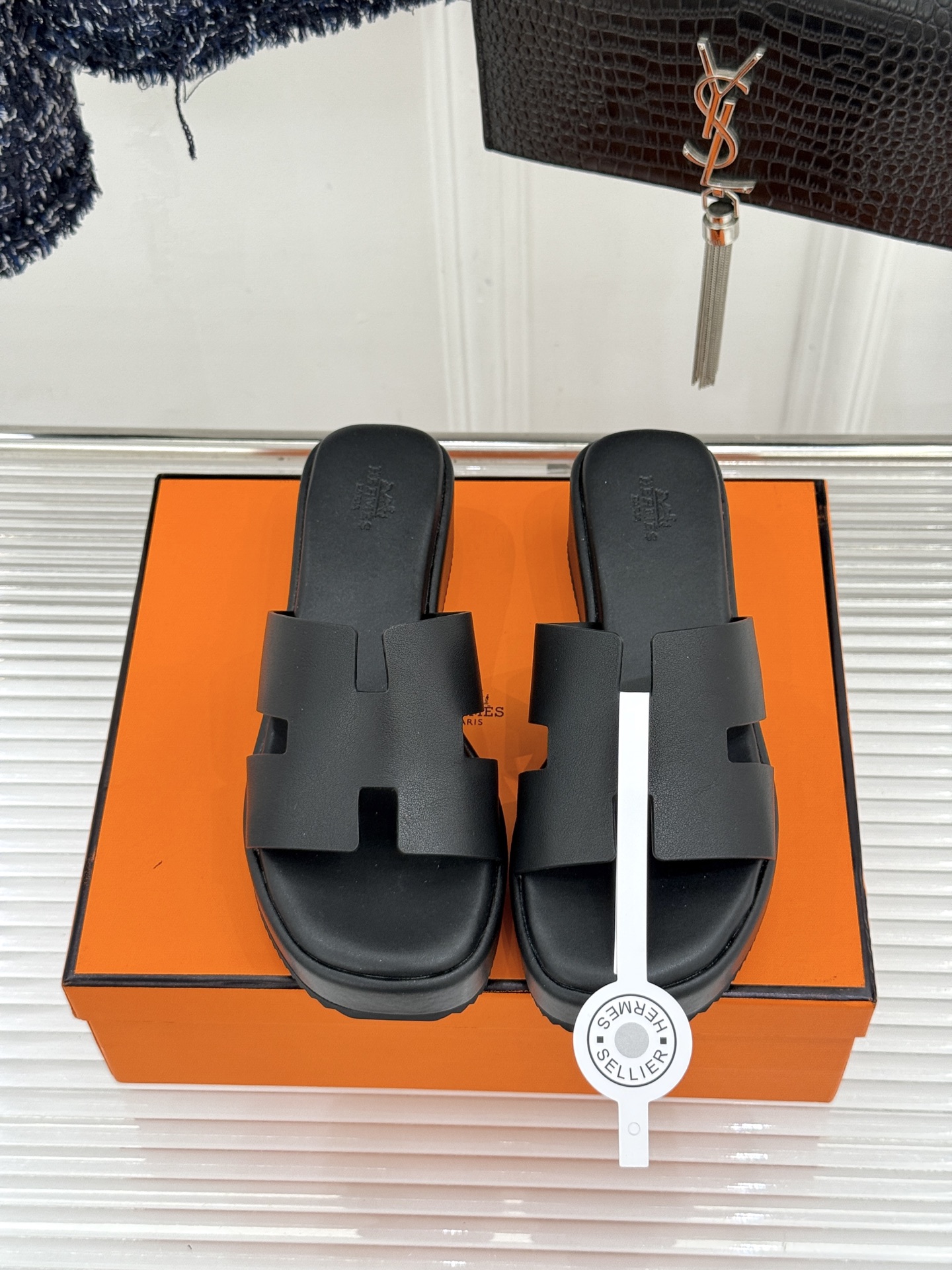 Hermès/爱马仕26WF新品极简厚底H拖鞋以极简厚底重塑经典H拖鞋。标志性H型鞋面利落大气无多余修饰