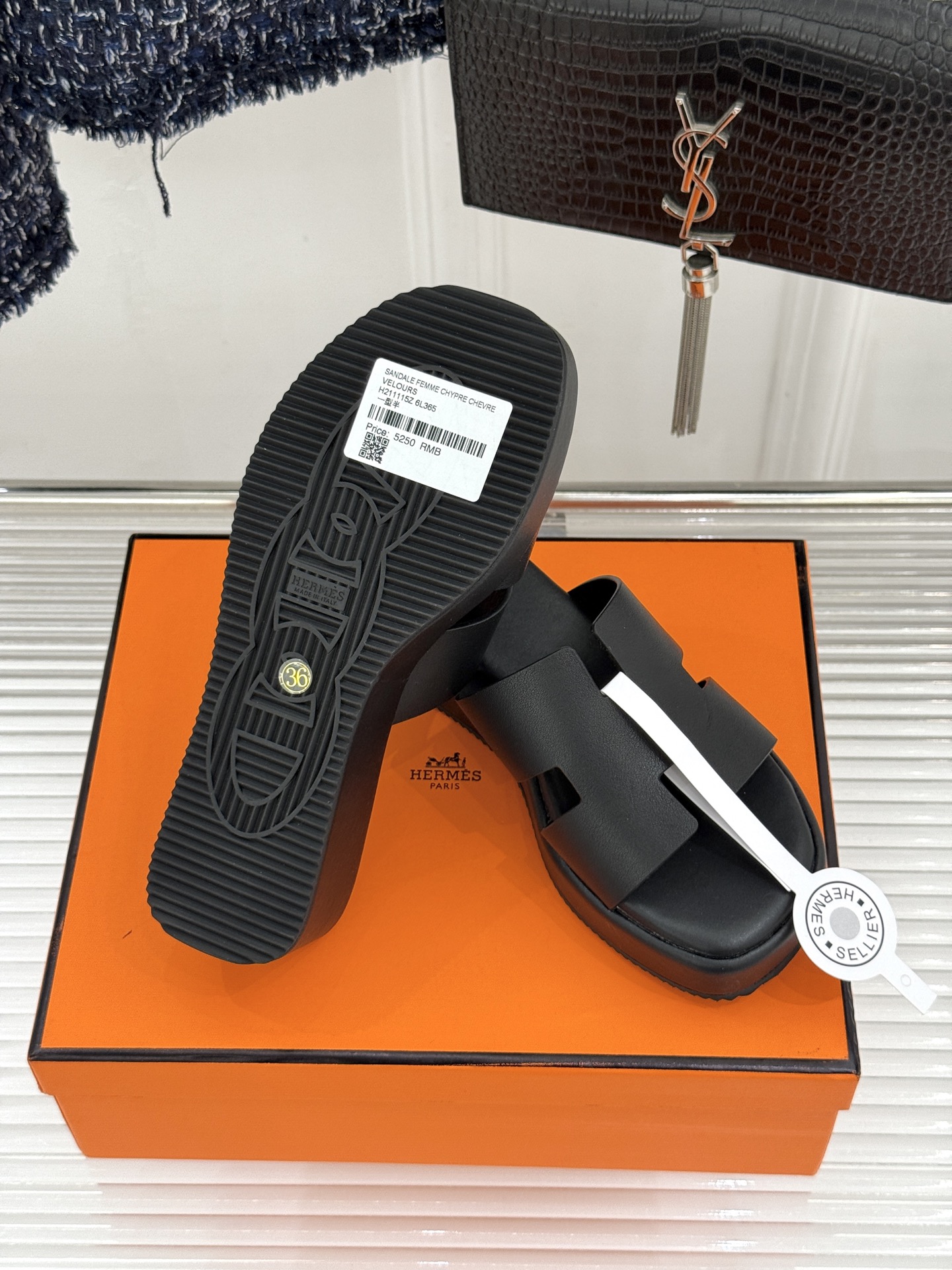 Hermès/爱马仕26WF新品极简厚底H拖鞋以极简厚底重塑经典H拖鞋。标志性H型鞋面利落大气无多余修饰