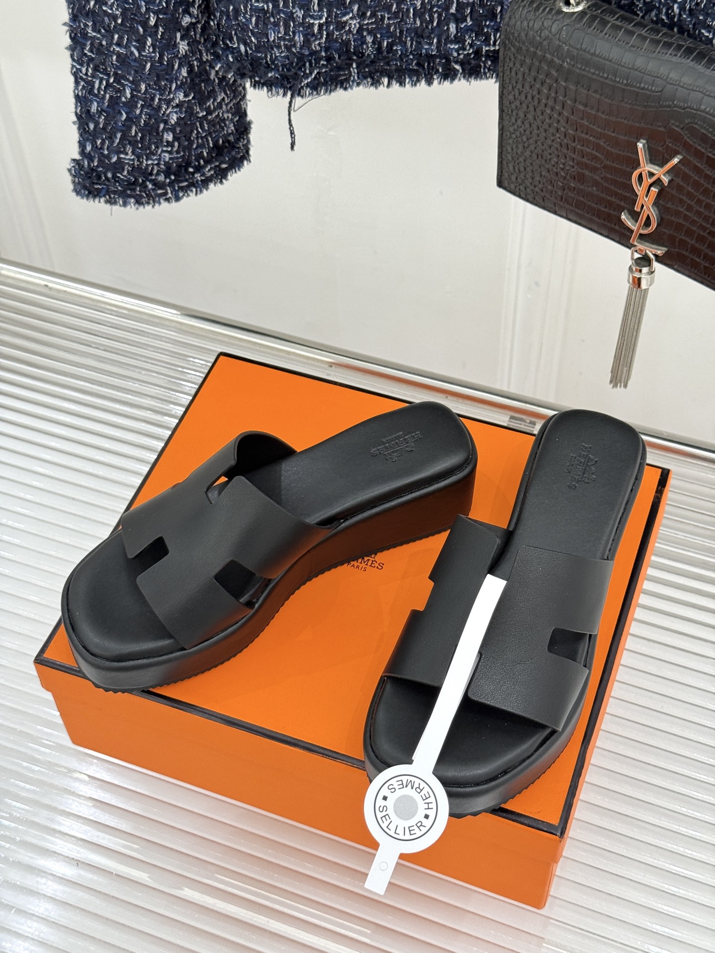 Hermès/爱马仕26WF新品极简厚底H拖鞋以极简厚底重塑经典H拖鞋。标志性H型鞋面利落大气无多余修饰