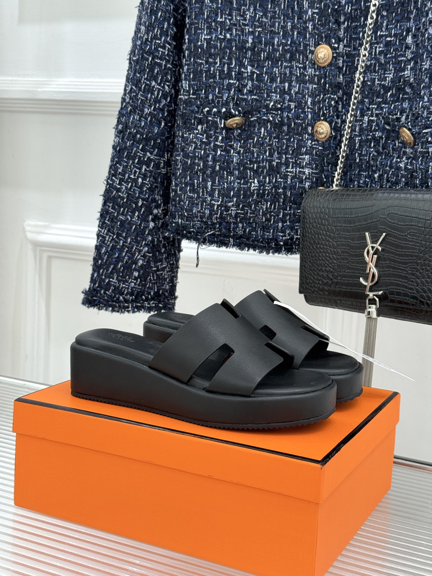 Hermès/爱马仕26WF新品极简厚底H拖鞋以极简厚底重塑经典H拖鞋。标志性H型鞋面利落大气无多余修饰