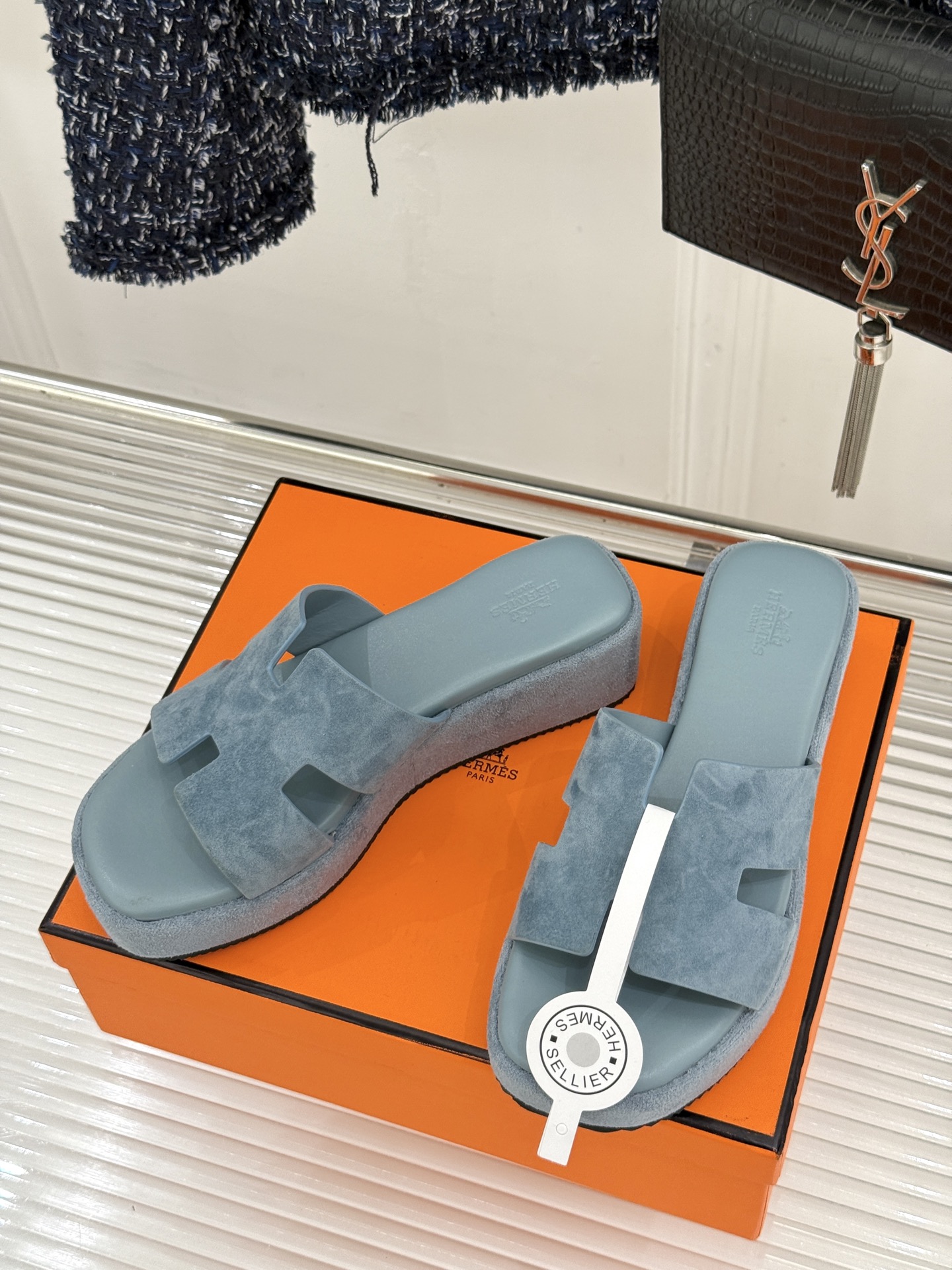 Hermès/爱马仕26WF新品极简厚底H拖鞋以极简厚底重塑经典H拖鞋。标志性H型鞋面利落大气无多余修饰