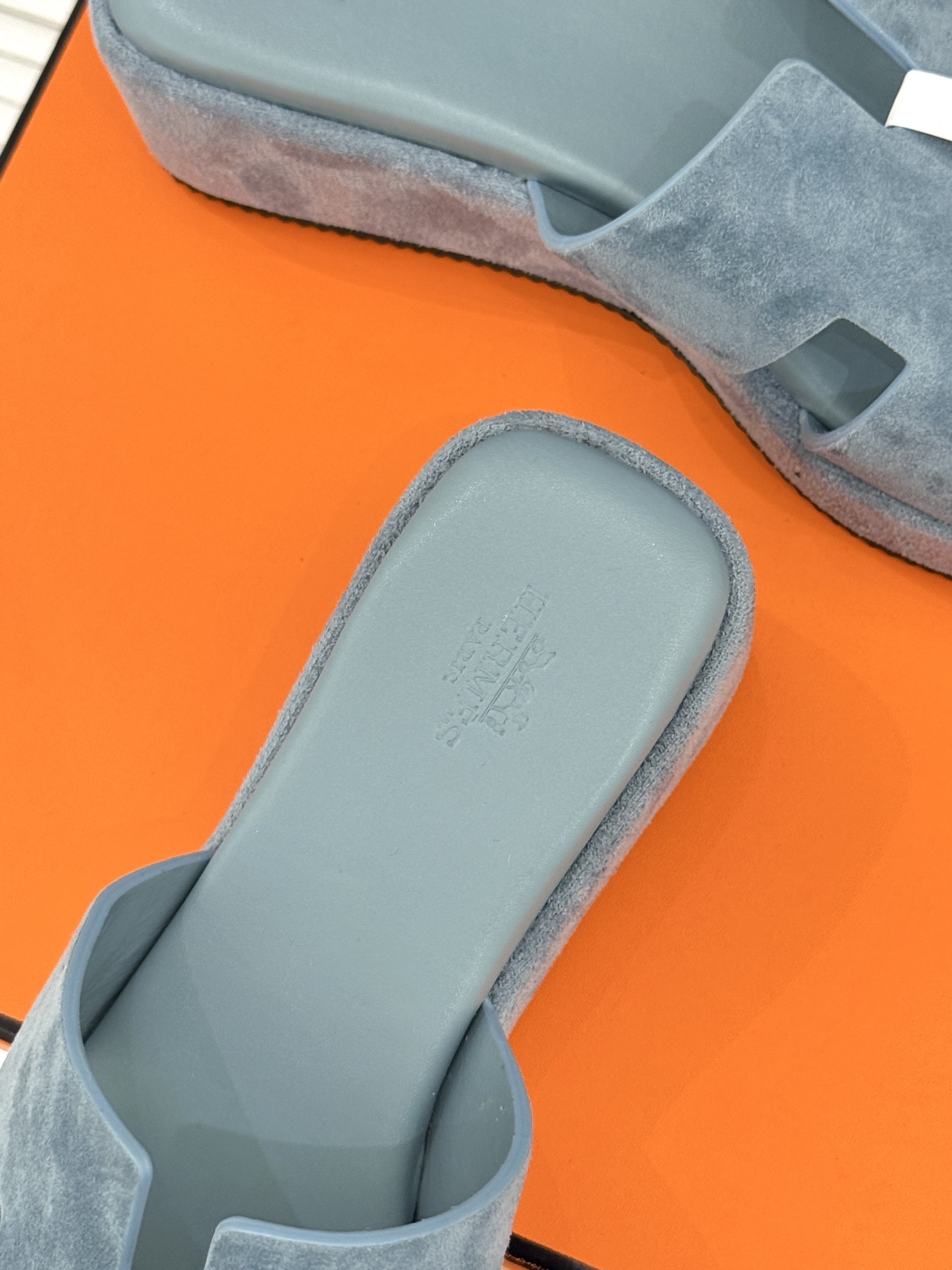 Hermès/爱马仕26WF新品极简厚底H拖鞋以极简厚底重塑经典H拖鞋。标志性H型鞋面利落大气无多余修饰