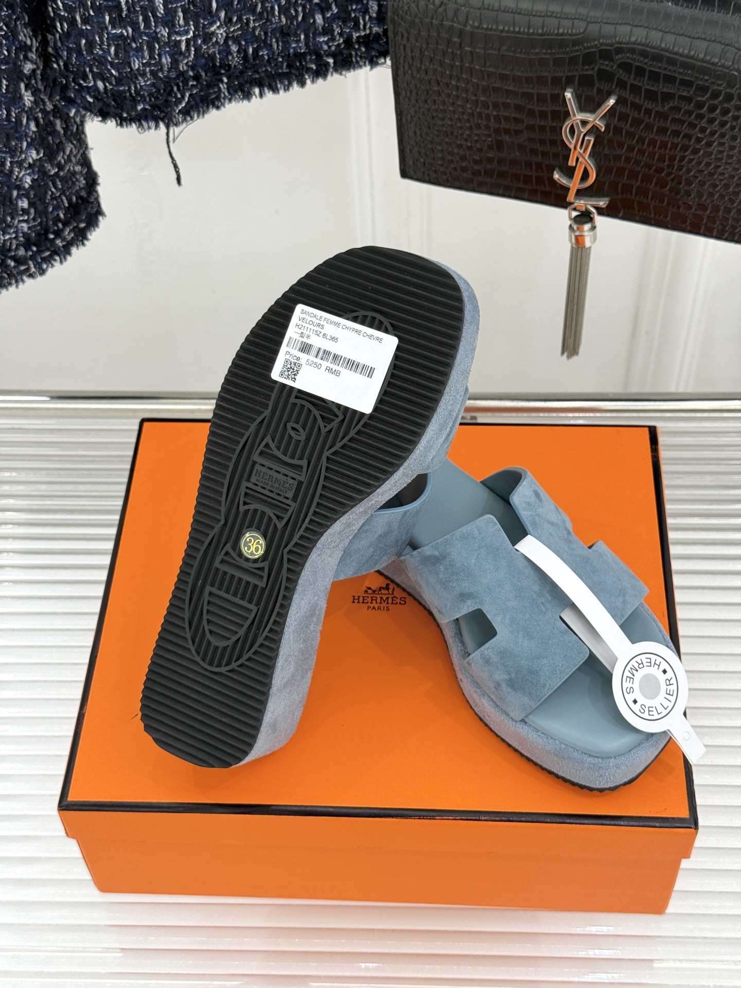 Hermès/爱马仕26WF新品极简厚底H拖鞋以极简厚底重塑经典H拖鞋。标志性H型鞋面利落大气无多余修饰