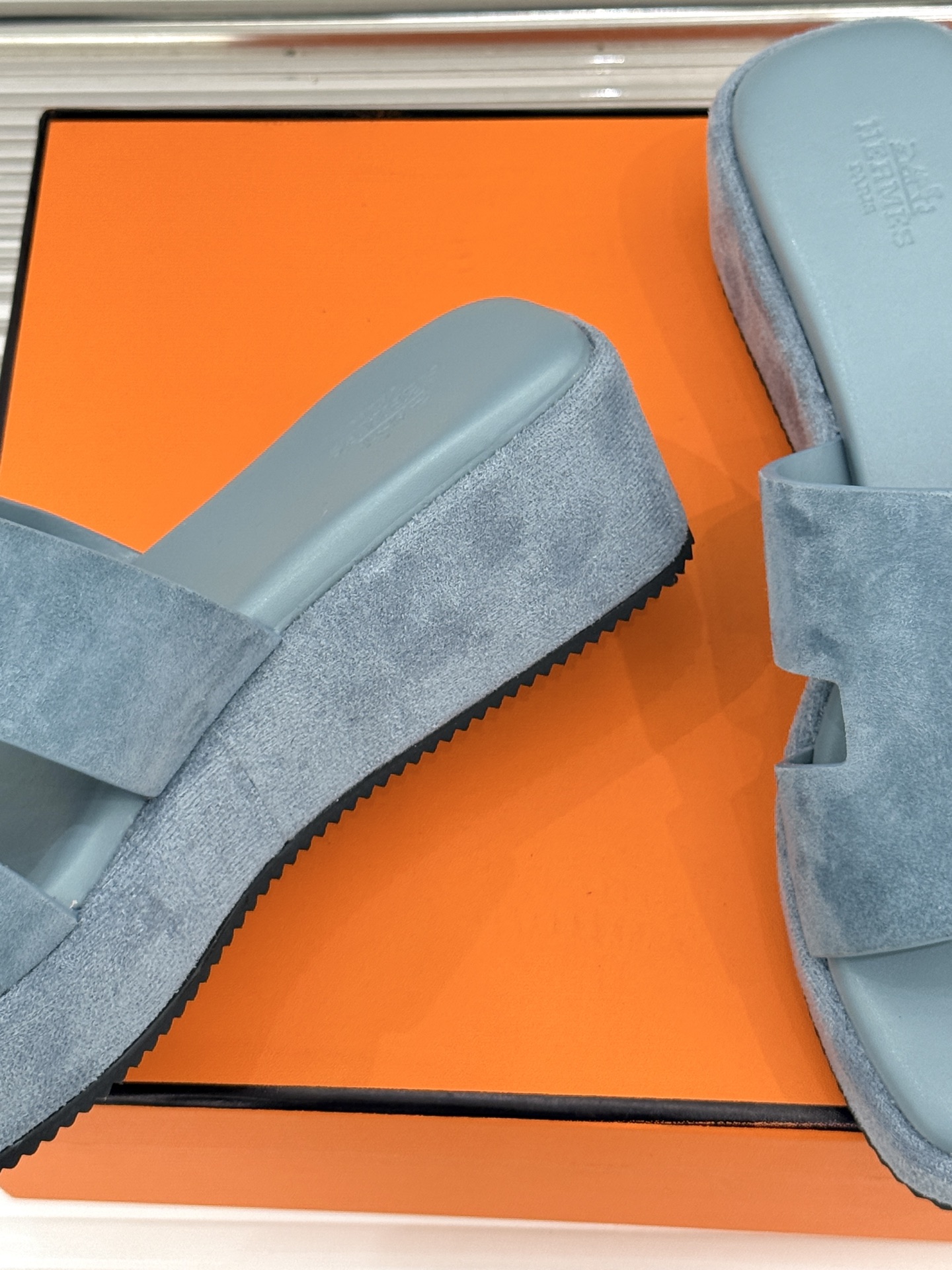 Hermès/爱马仕26WF新品极简厚底H拖鞋以极简厚底重塑经典H拖鞋。标志性H型鞋面利落大气无多余修饰