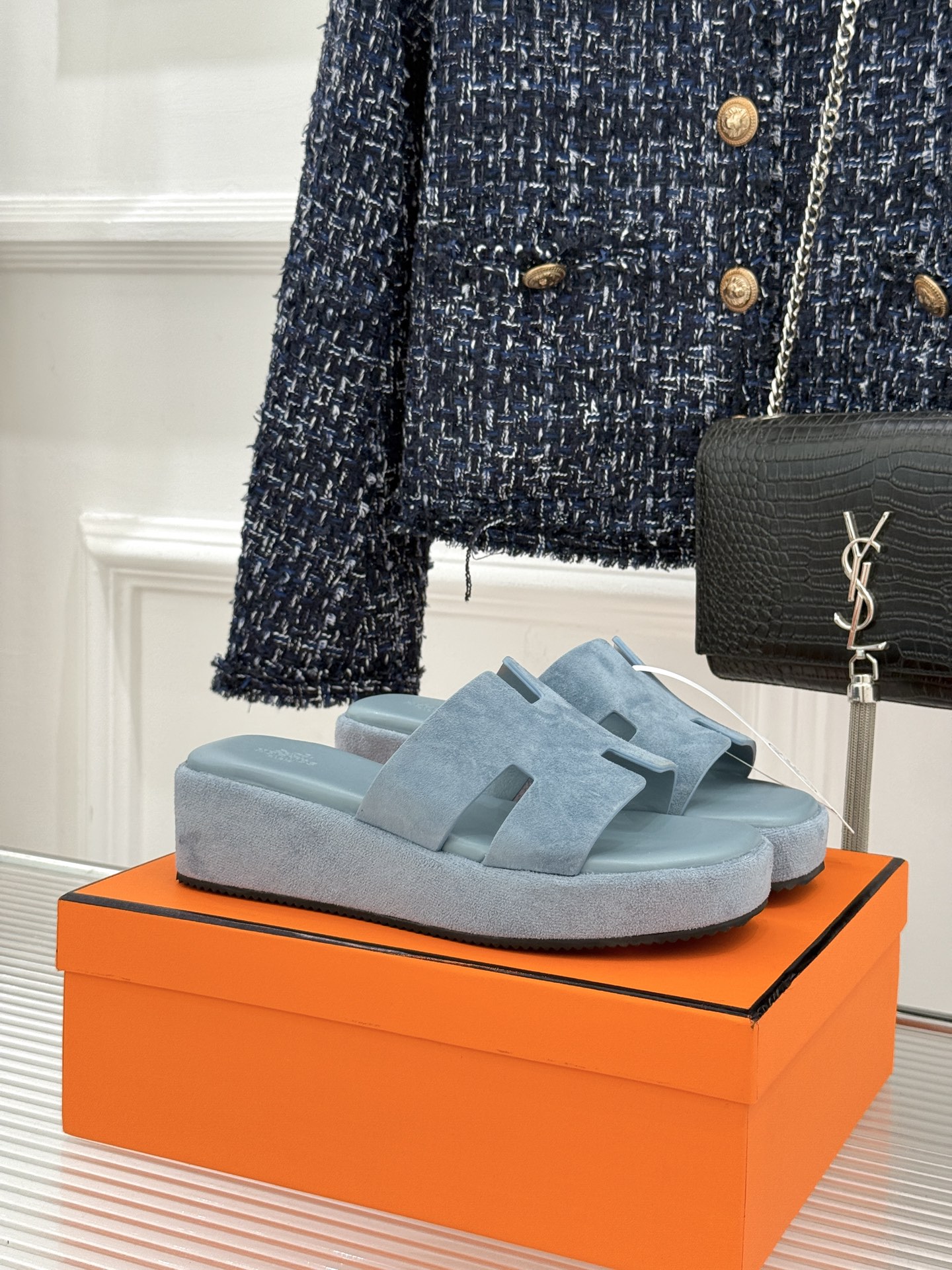 Hermès/爱马仕26WF新品极简厚底H拖鞋以极简厚底重塑经典H拖鞋。标志性H型鞋面利落大气无多余修饰