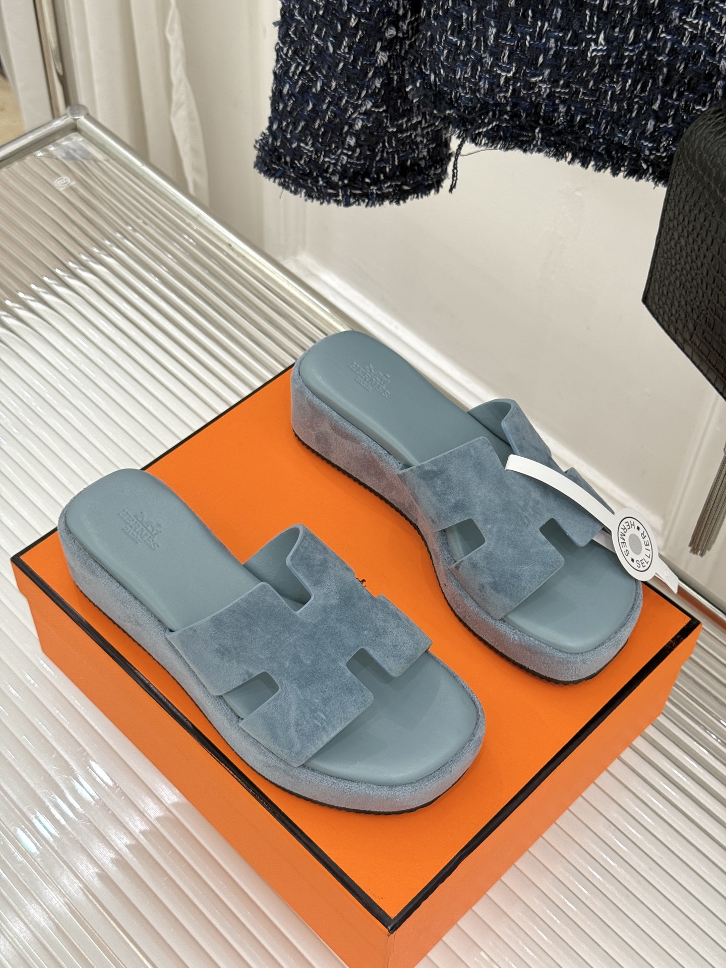 Hermès/爱马仕26WF新品极简厚底H拖鞋以极简厚底重塑经典H拖鞋。标志性H型鞋面利落大气无多余修饰