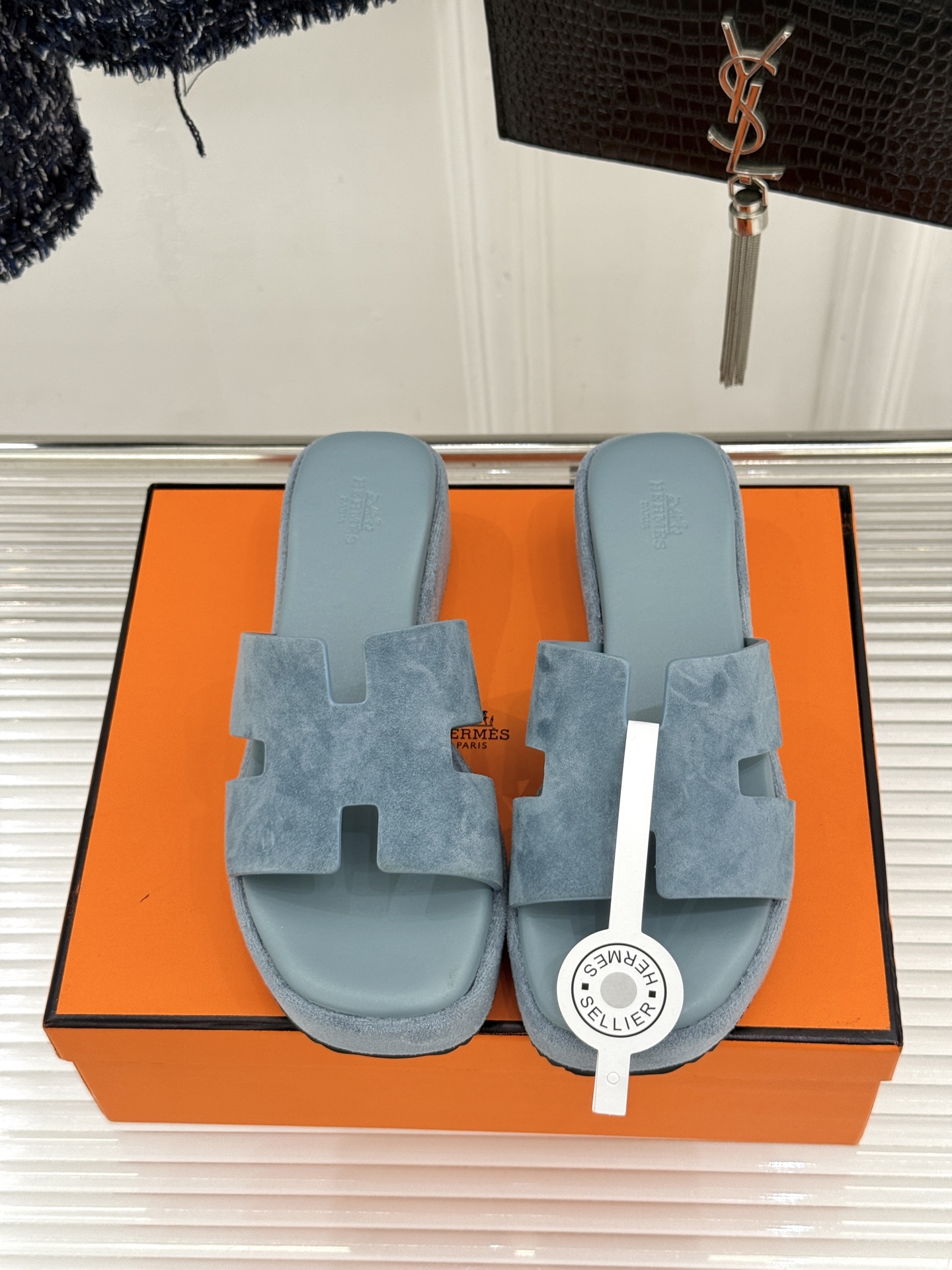 Hermès/爱马仕26WF新品极简厚底H拖鞋以极简厚底重塑经典H拖鞋。标志性H型鞋面利落大气无多余修饰
