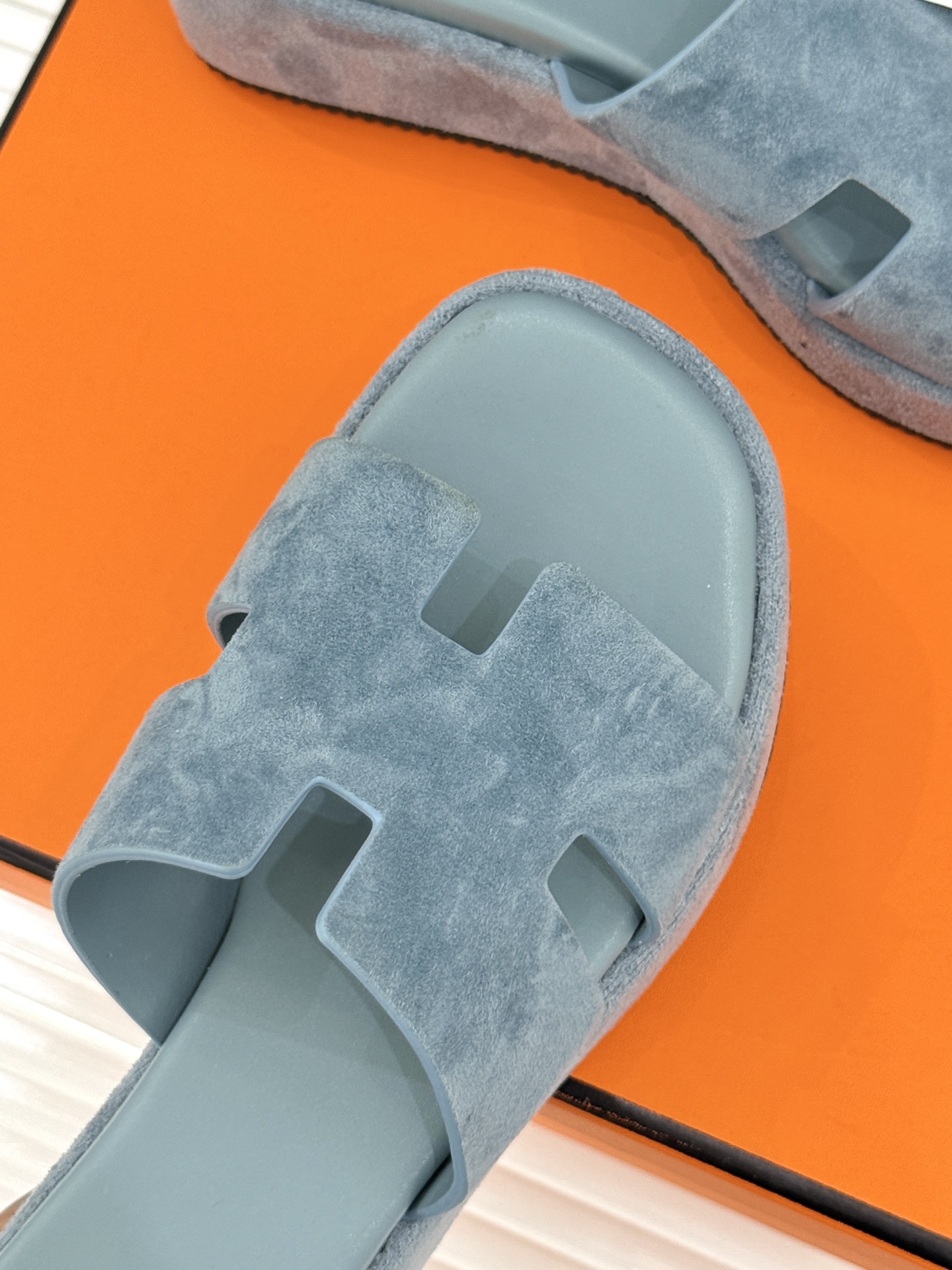 Hermès/爱马仕26WF新品极简厚底H拖鞋以极简厚底重塑经典H拖鞋。标志性H型鞋面利落大气无多余修饰