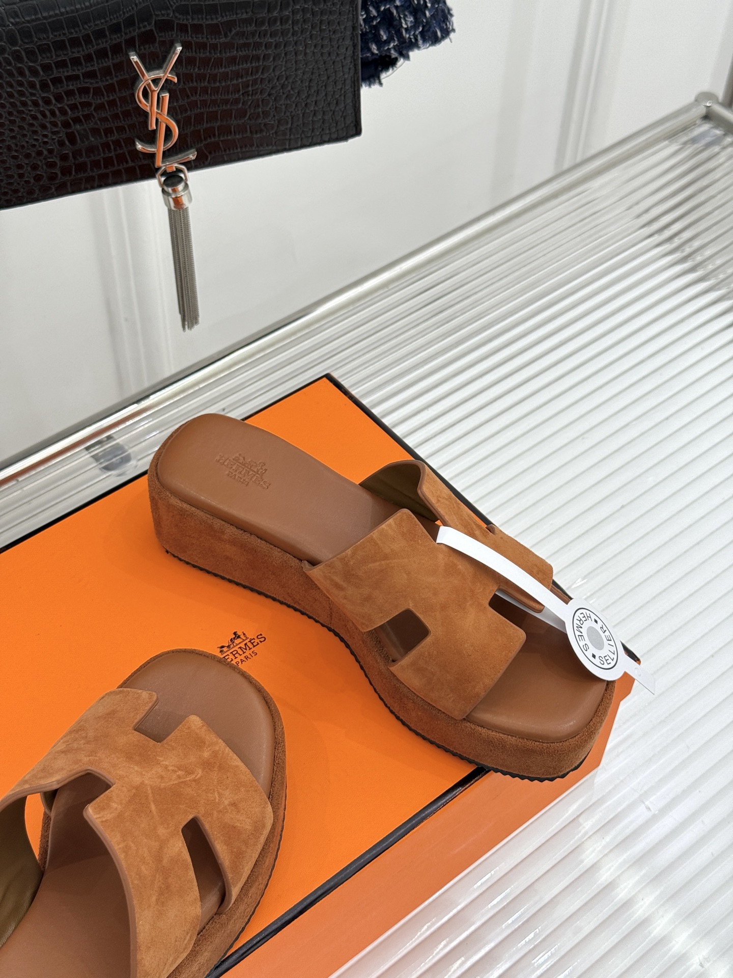 Hermès/爱马仕26WF新品极简厚底H拖鞋以极简厚底重塑经典H拖鞋。标志性H型鞋面利落大气无多余修饰