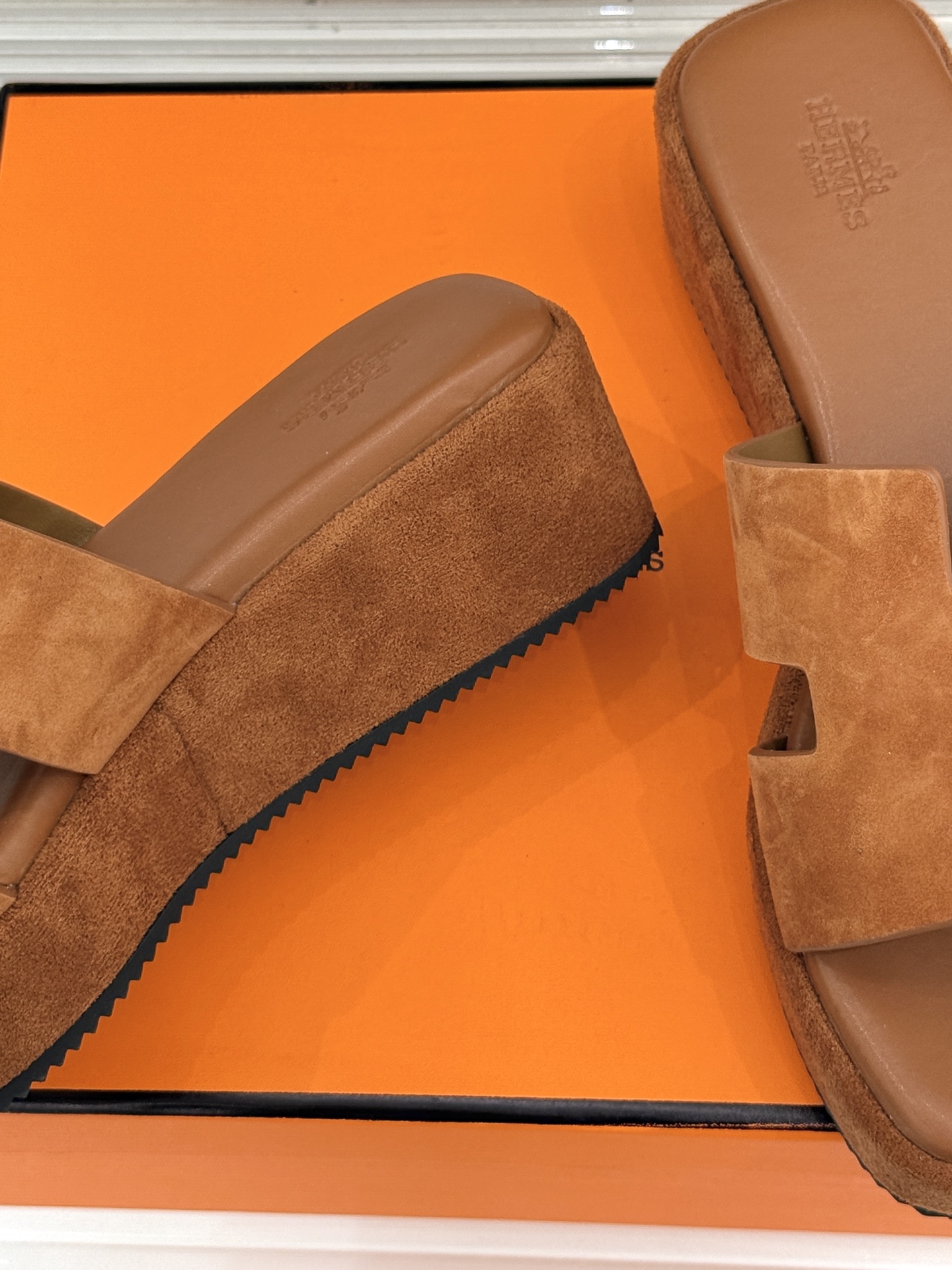 Hermès/爱马仕26WF新品极简厚底H拖鞋以极简厚底重塑经典H拖鞋。标志性H型鞋面利落大气无多余修饰