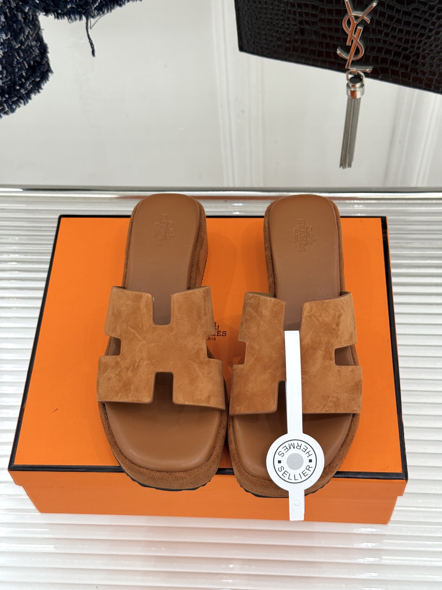 Hermès/爱马仕26WF新品极简厚底H拖鞋以极简厚底重塑经典H拖鞋。标志性H型鞋面利落大气无多余修饰