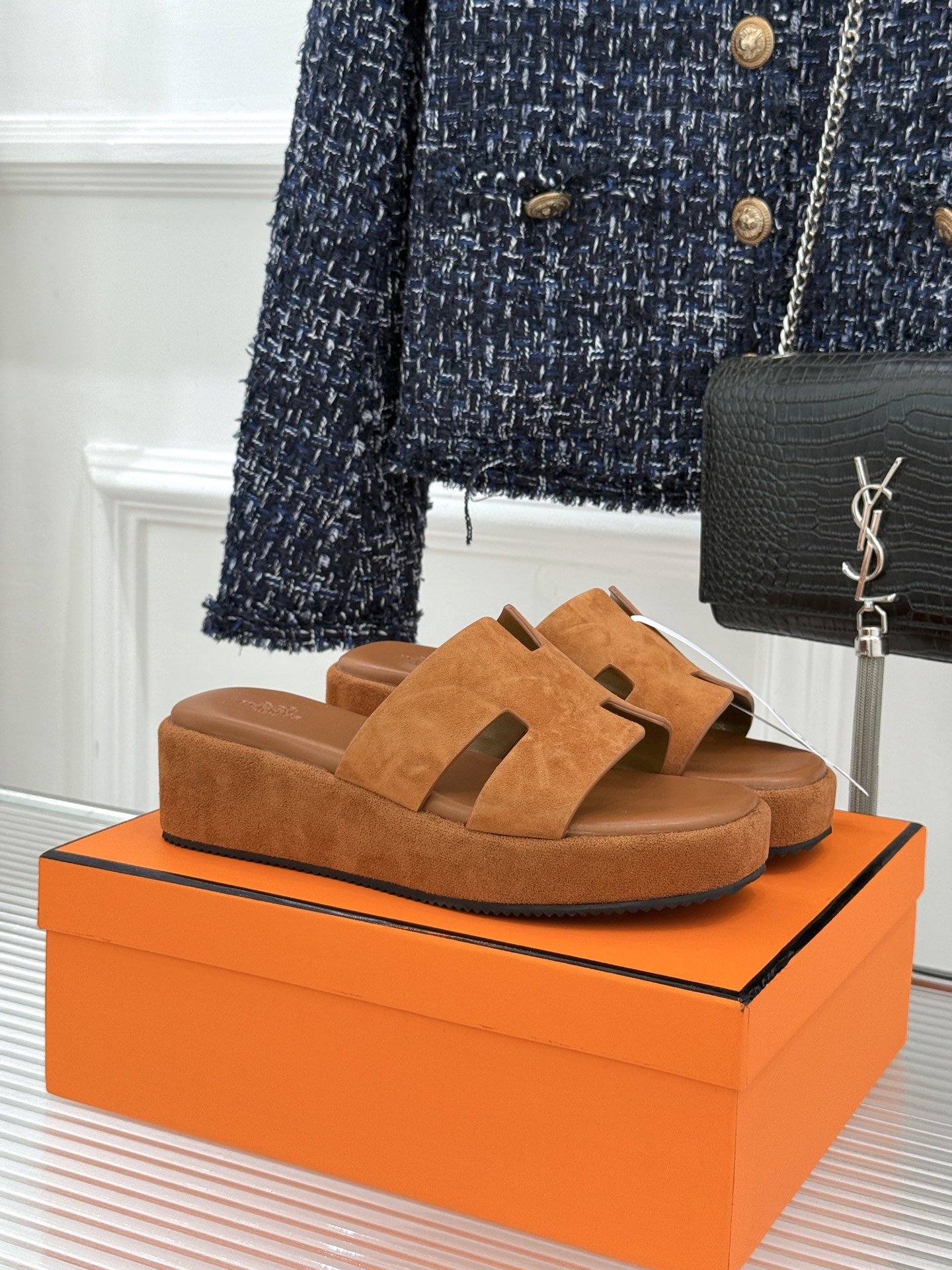 Hermès/爱马仕26WF新品极简厚底H拖鞋以极简厚底重塑经典H拖鞋。标志性H型鞋面利落大气无多余修饰