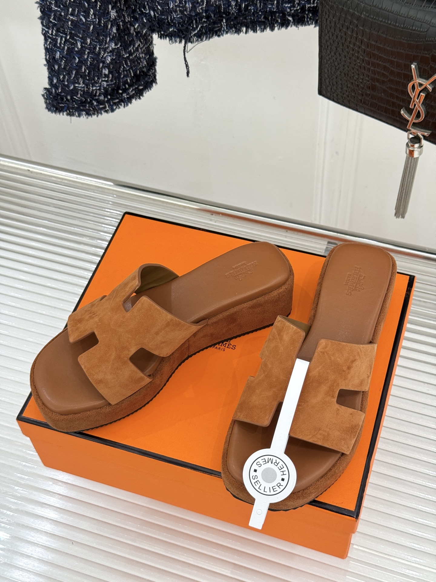Hermès/爱马仕26WF新品极简厚底H拖鞋以极简厚底重塑经典H拖鞋。标志性H型鞋面利落大气无多余修饰