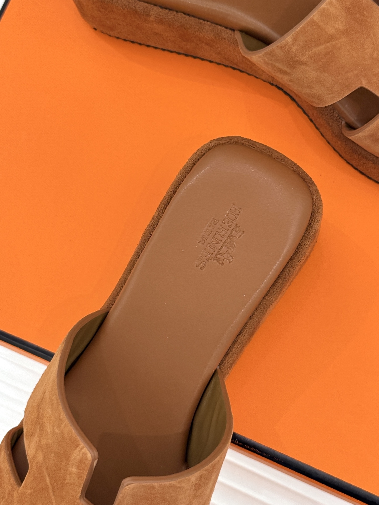 Hermès/爱马仕26WF新品极简厚底H拖鞋以极简厚底重塑经典H拖鞋。标志性H型鞋面利落大气无多余修饰