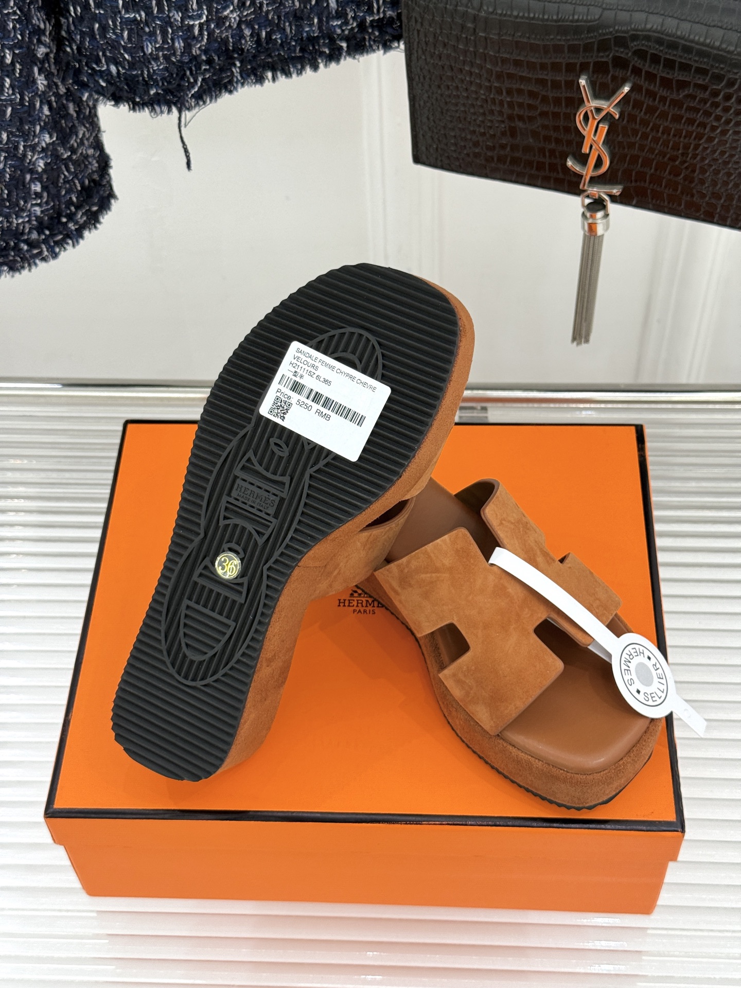 Hermès/爱马仕26WF新品极简厚底H拖鞋以极简厚底重塑经典H拖鞋。标志性H型鞋面利落大气无多余修饰