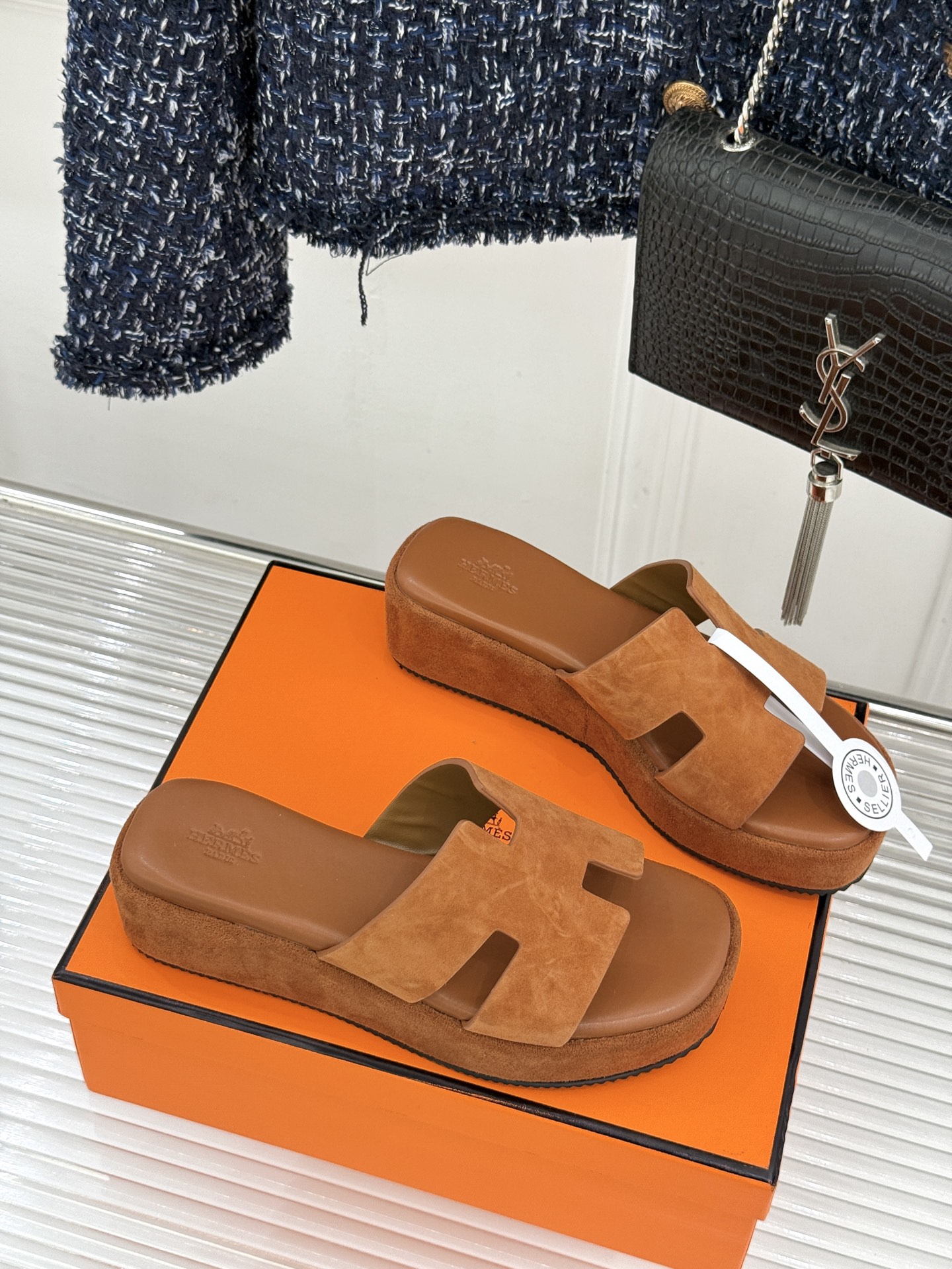 Hermès/爱马仕26WF新品极简厚底H拖鞋以极简厚底重塑经典H拖鞋。标志性H型鞋面利落大气无多余修饰