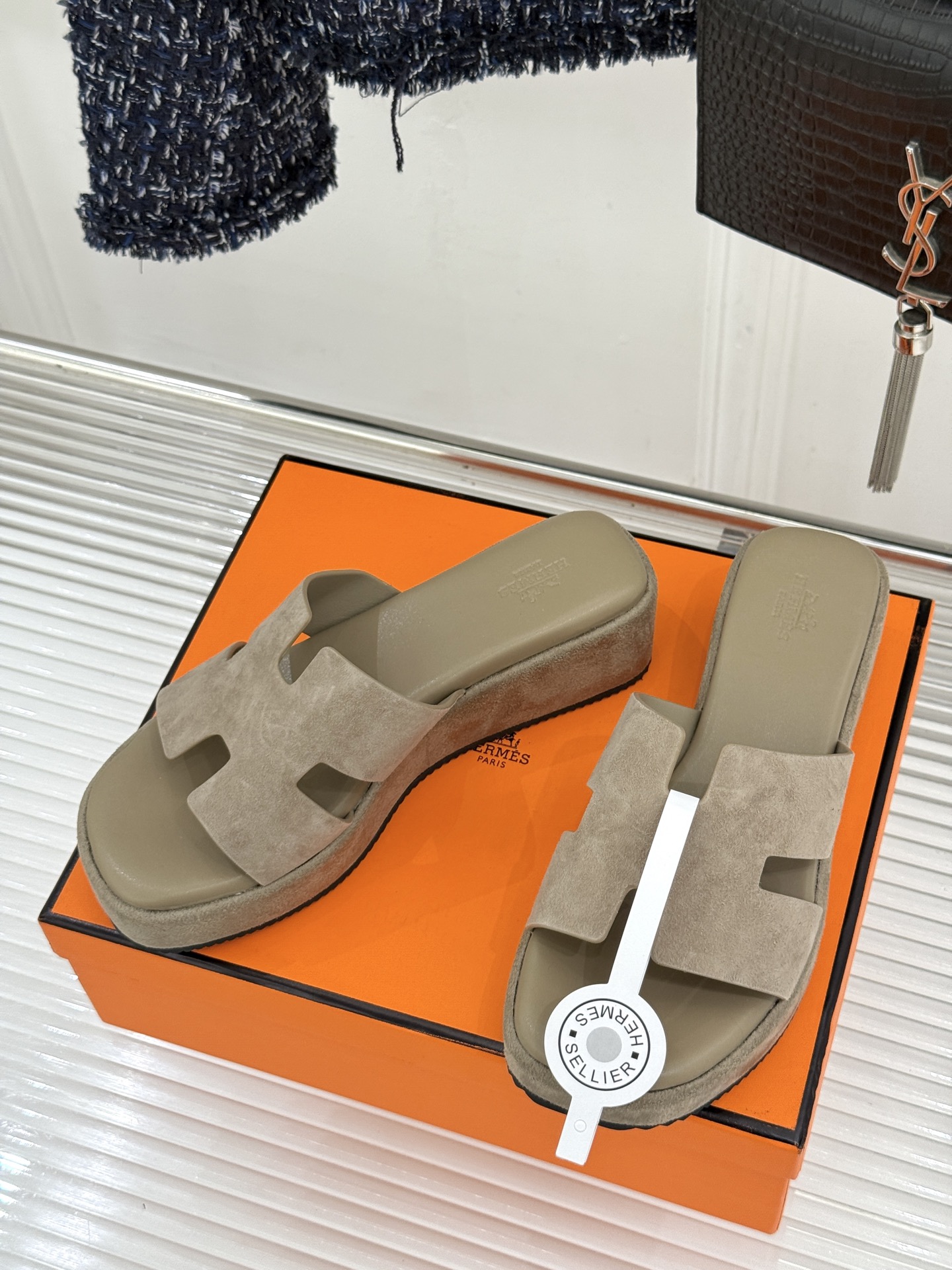 Hermès/爱马仕26WF新品极简厚底H拖鞋以极简厚底重塑经典H拖鞋。标志性H型鞋面利落大气无多余修饰