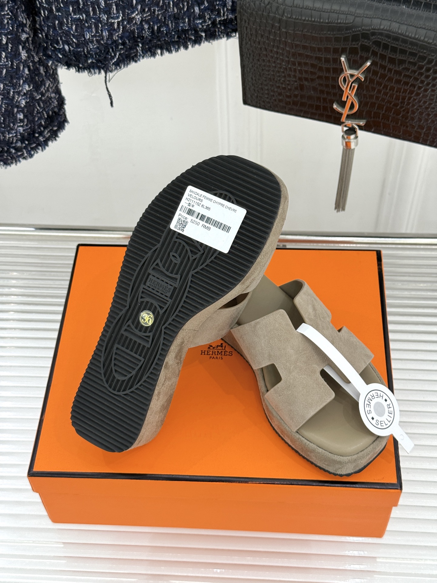 Hermès/爱马仕26WF新品极简厚底H拖鞋以极简厚底重塑经典H拖鞋。标志性H型鞋面利落大气无多余修饰