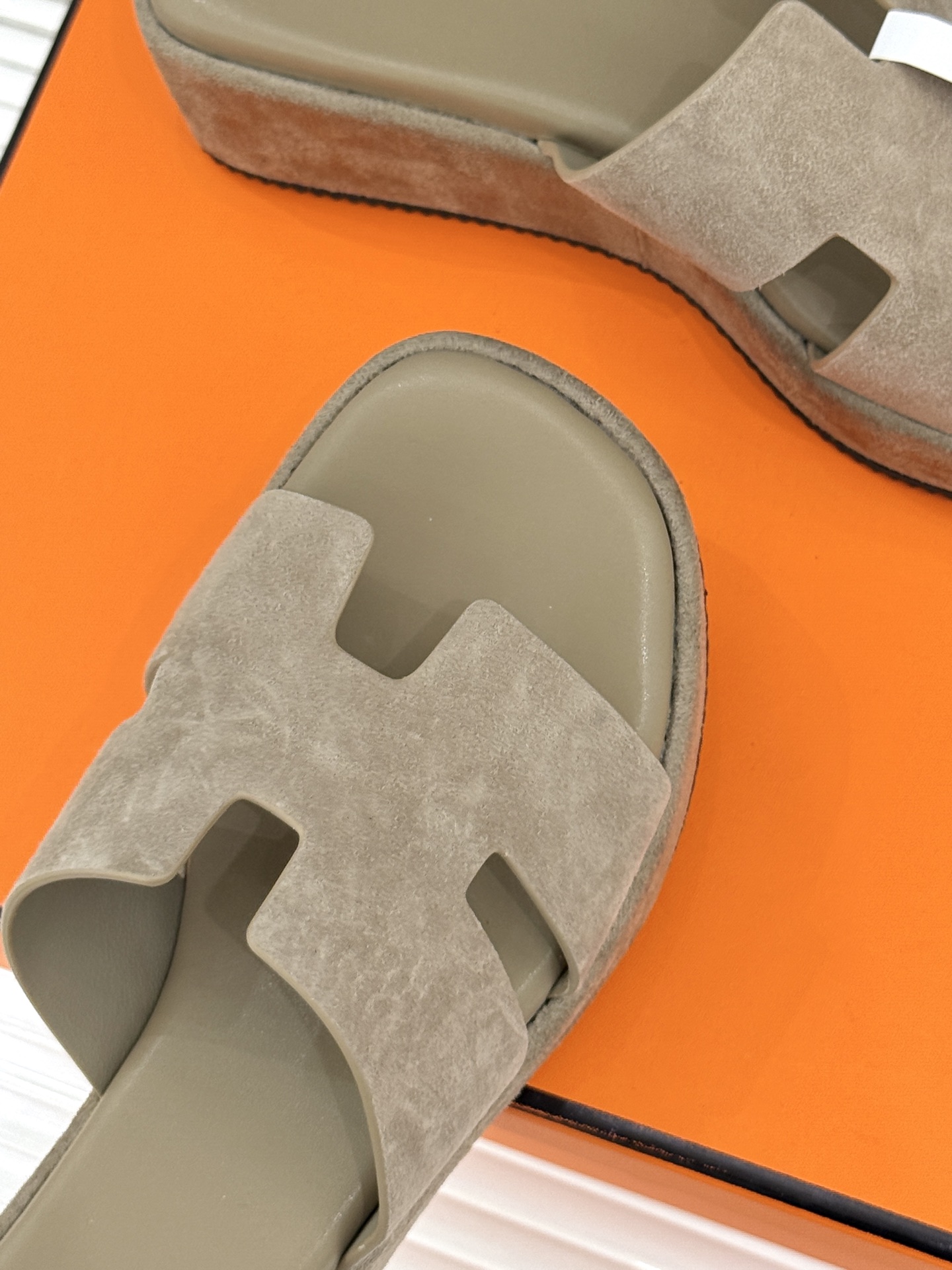 Hermès/爱马仕26WF新品极简厚底H拖鞋以极简厚底重塑经典H拖鞋。标志性H型鞋面利落大气无多余修饰