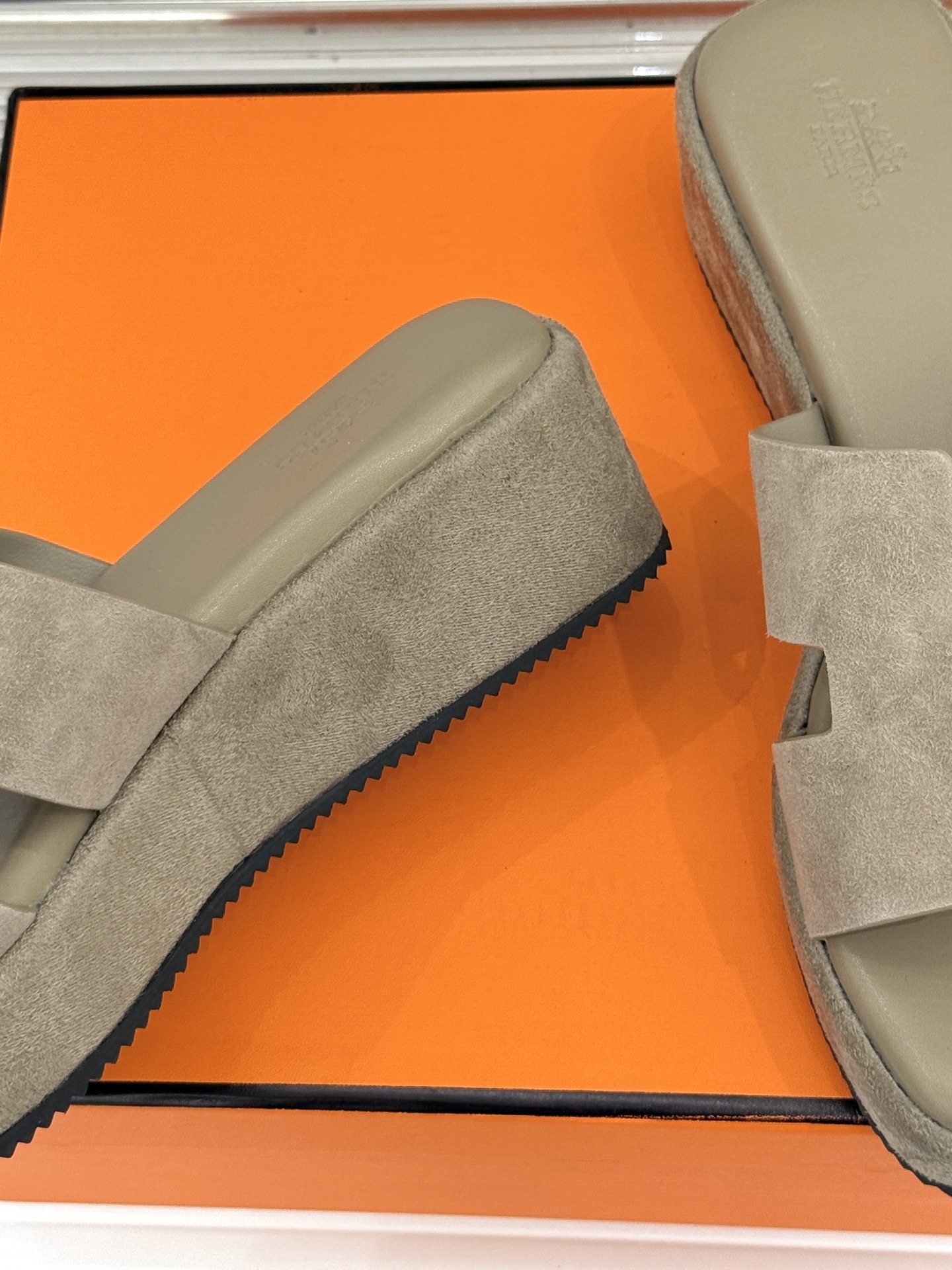 Hermès/爱马仕26WF新品极简厚底H拖鞋以极简厚底重塑经典H拖鞋。标志性H型鞋面利落大气无多余修饰
