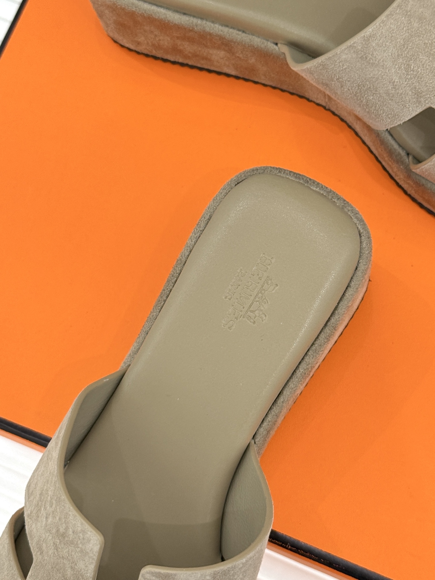 Hermès/爱马仕26WF新品极简厚底H拖鞋以极简厚底重塑经典H拖鞋。标志性H型鞋面利落大气无多余修饰