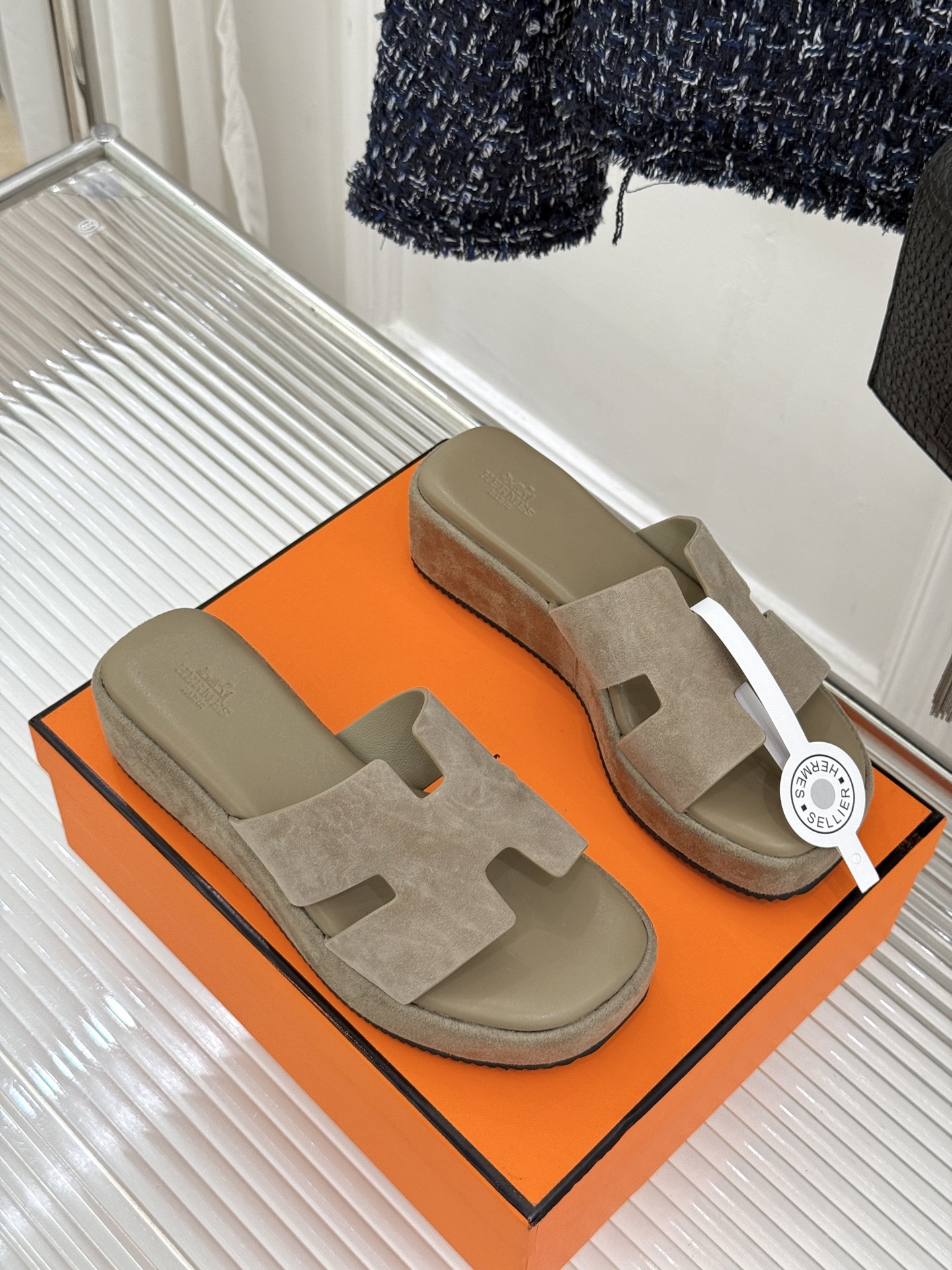 Hermès/爱马仕26WF新品极简厚底H拖鞋以极简厚底重塑经典H拖鞋。标志性H型鞋面利落大气无多余修饰