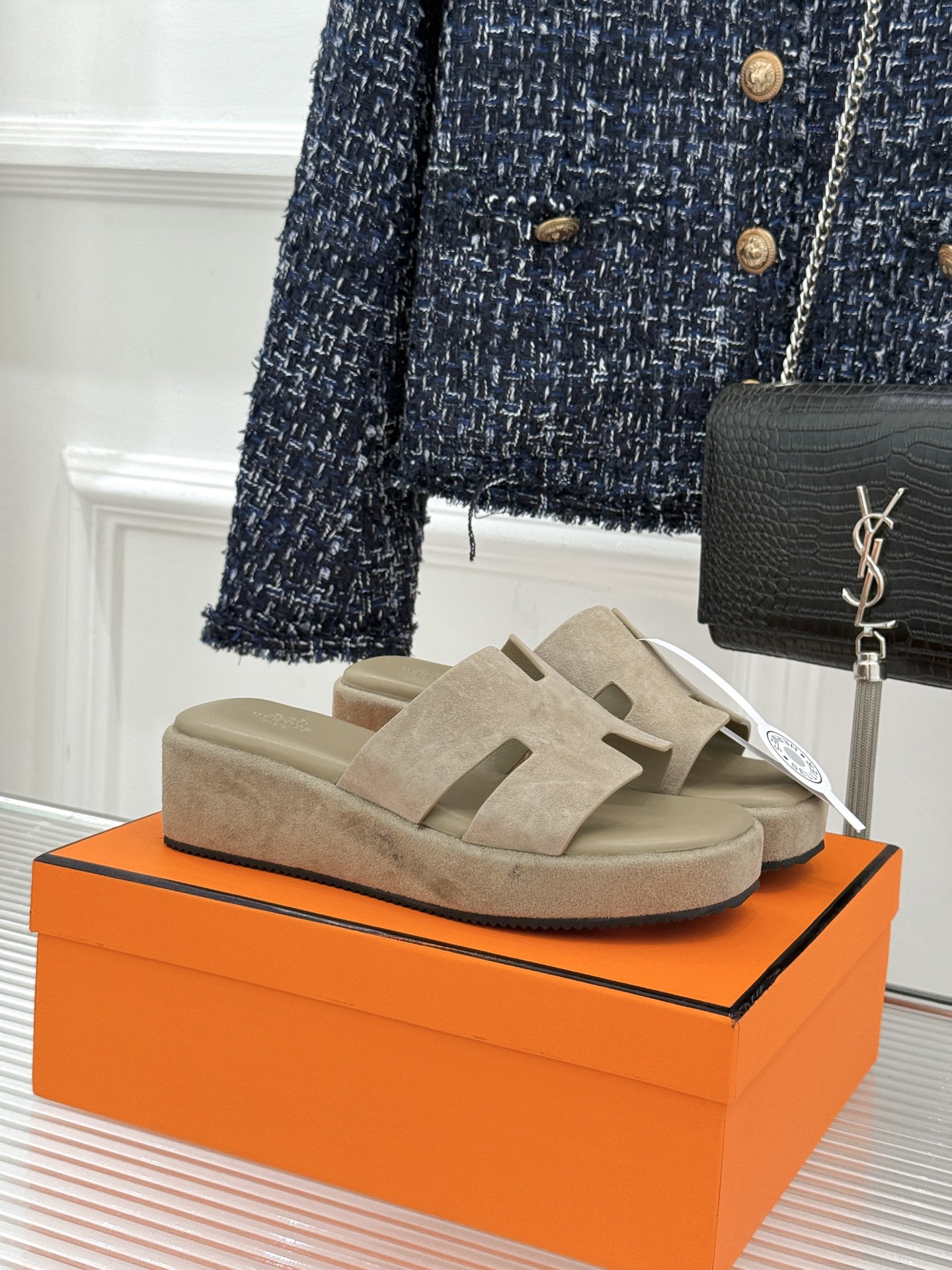 Hermès/爱马仕26WF新品极简厚底H拖鞋以极简厚底重塑经典H拖鞋。标志性H型鞋面利落大气无多余修饰