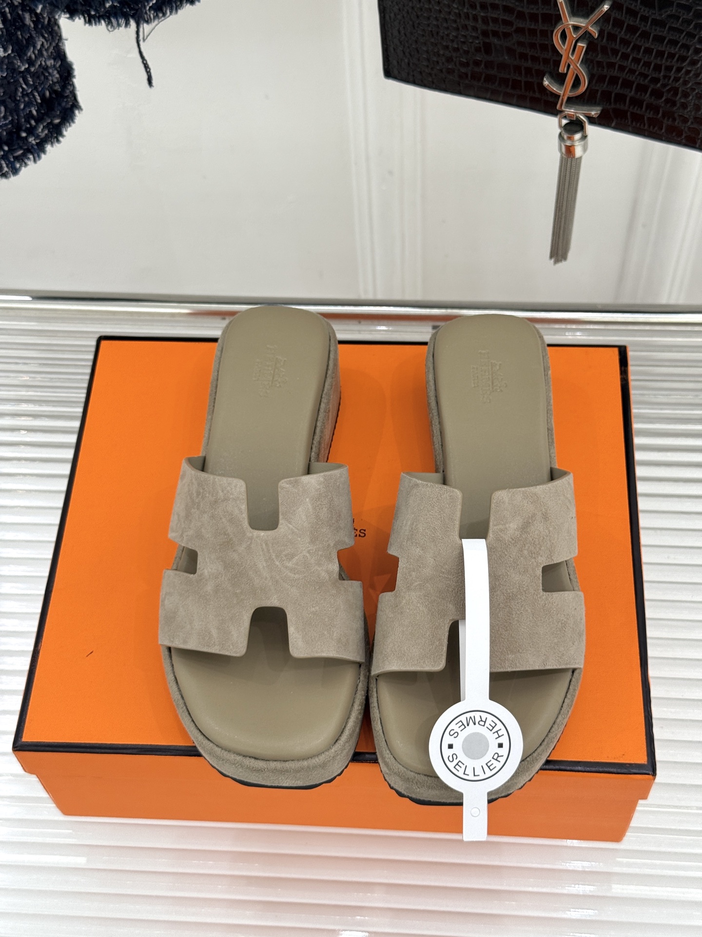 Hermès/爱马仕26WF新品极简厚底H拖鞋以极简厚底重塑经典H拖鞋。标志性H型鞋面利落大气无多余修饰