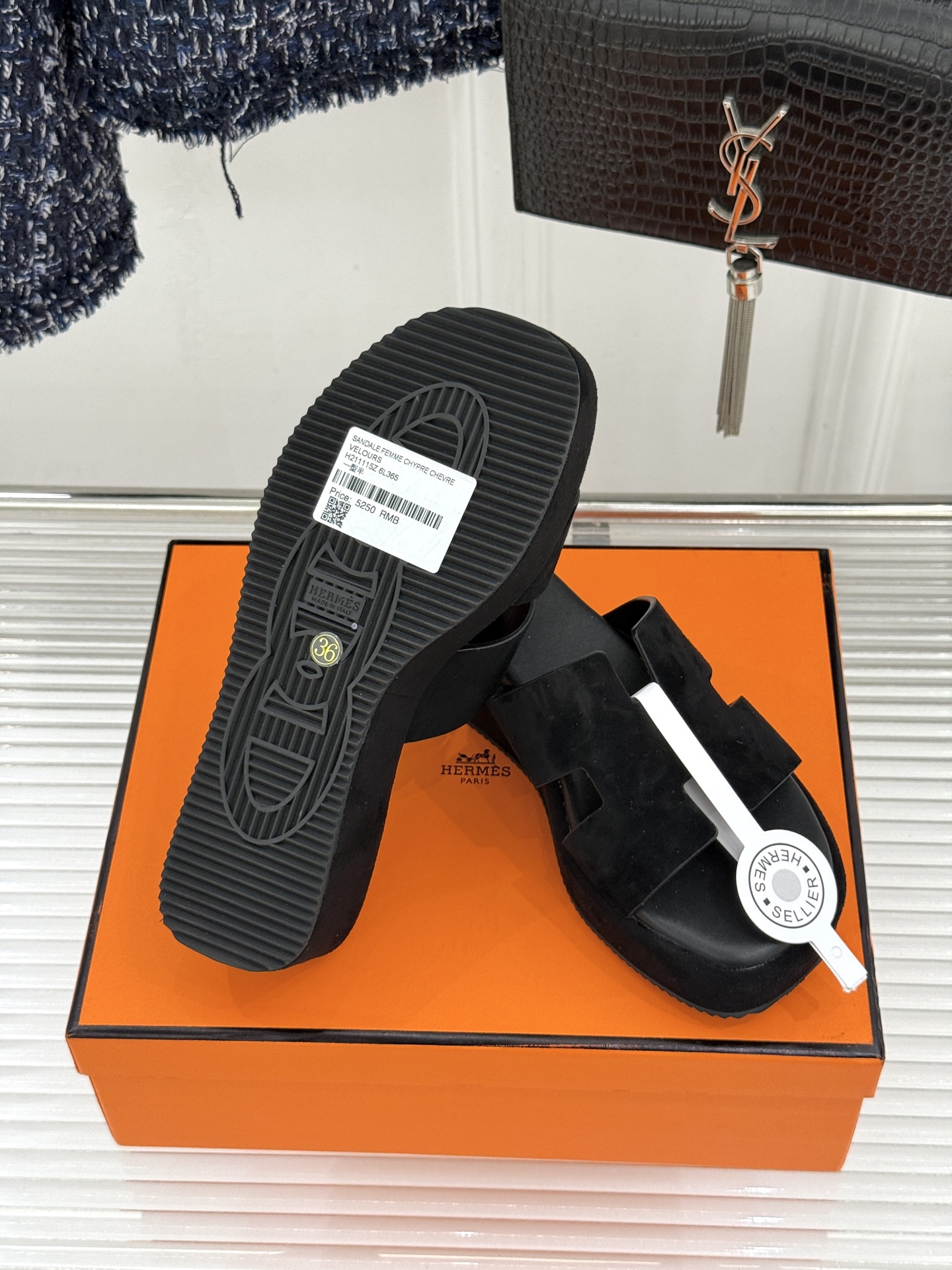 Hermès/爱马仕26WF新品极简厚底H拖鞋以极简厚底重塑经典H拖鞋。标志性H型鞋面利落大气无多余修饰