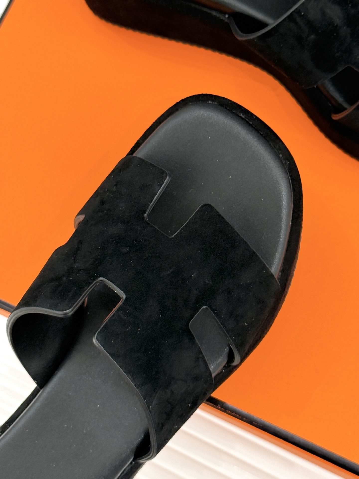 Hermès/爱马仕26WF新品极简厚底H拖鞋以极简厚底重塑经典H拖鞋。标志性H型鞋面利落大气无多余修饰
