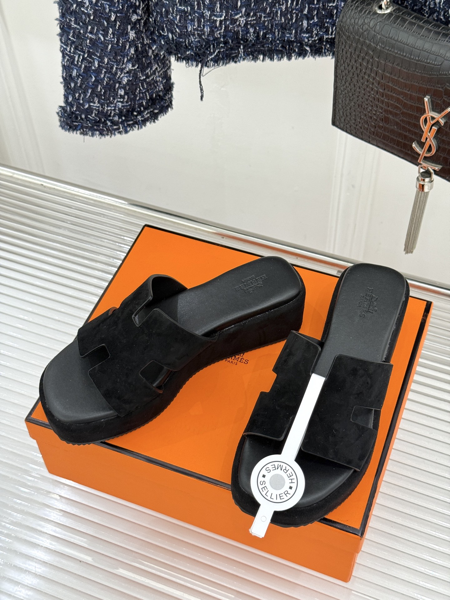 Hermès/爱马仕26WF新品极简厚底H拖鞋以极简厚底重塑经典H拖鞋。标志性H型鞋面利落大气无多余修饰