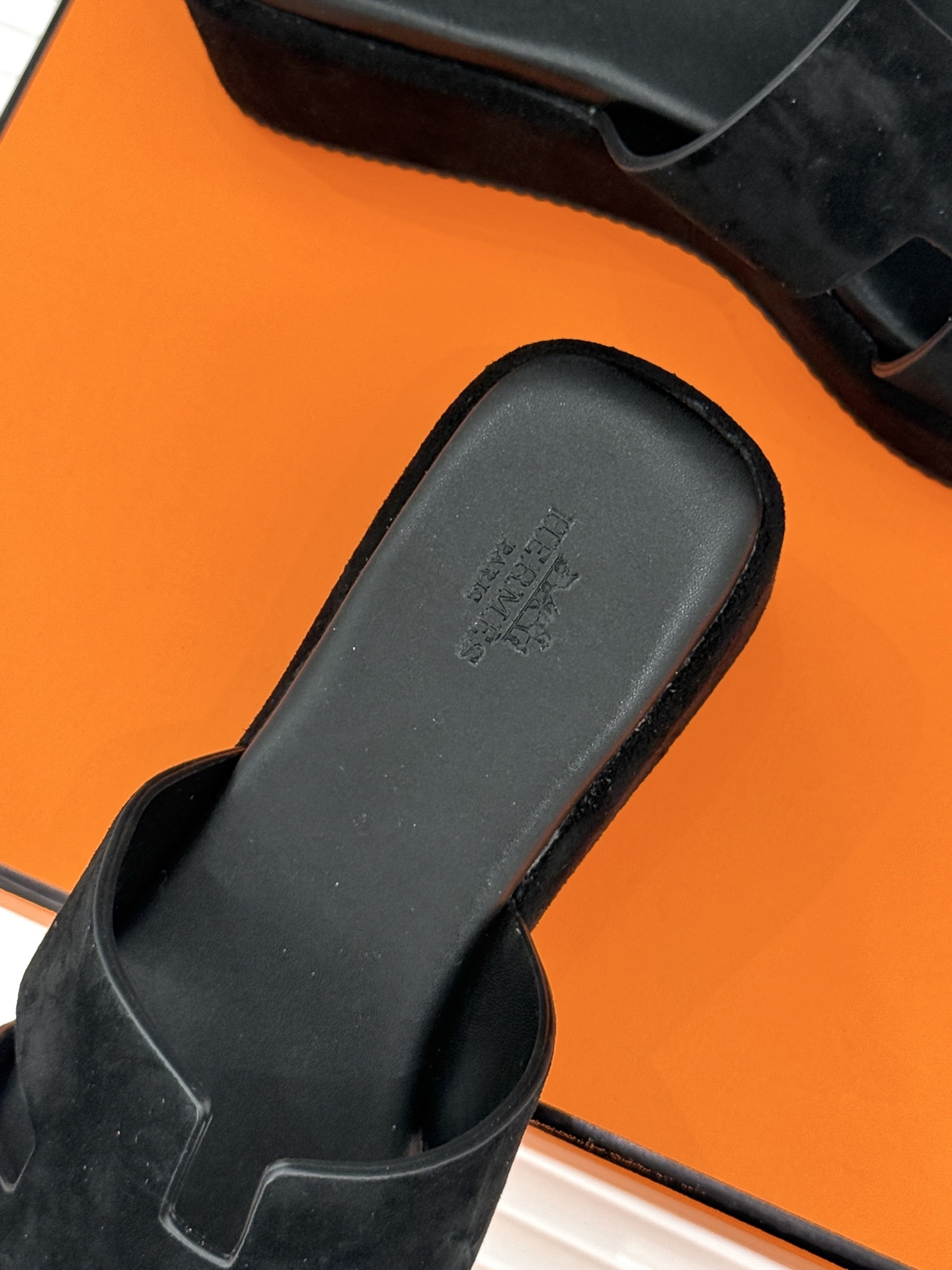 Hermès/爱马仕26WF新品极简厚底H拖鞋以极简厚底重塑经典H拖鞋。标志性H型鞋面利落大气无多余修饰