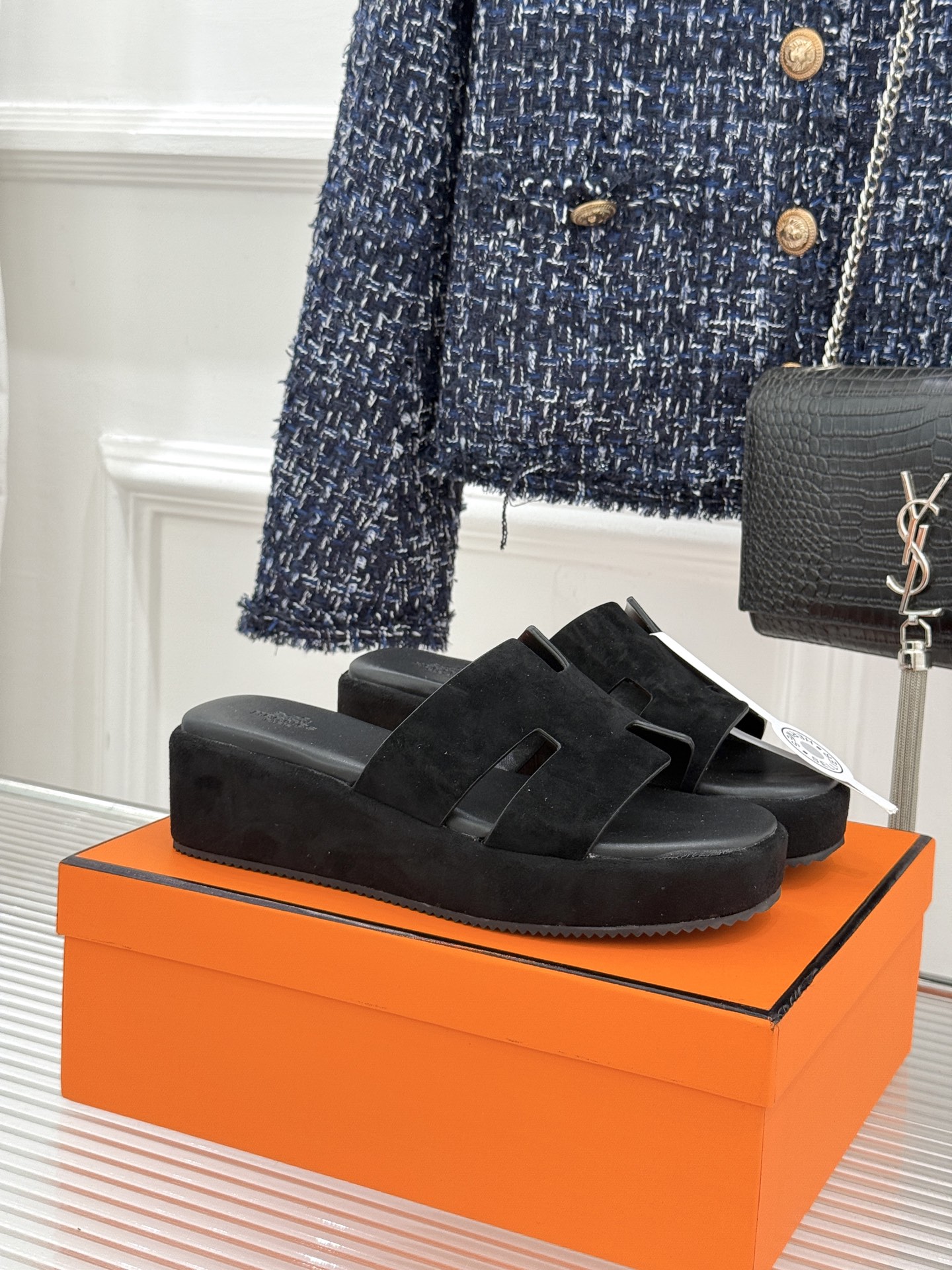 Hermès/爱马仕26WF新品极简厚底H拖鞋以极简厚底重塑经典H拖鞋。标志性H型鞋面利落大气无多余修饰