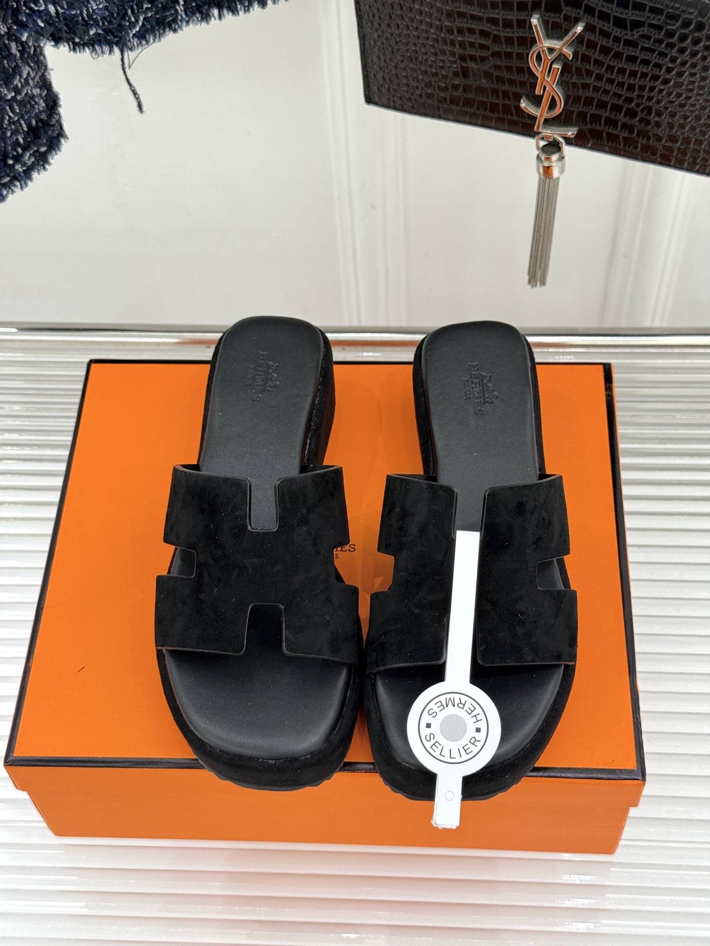 Hermès/爱马仕26WF新品极简厚底H拖鞋以极简厚底重塑经典H拖鞋。标志性H型鞋面利落大气无多余修饰