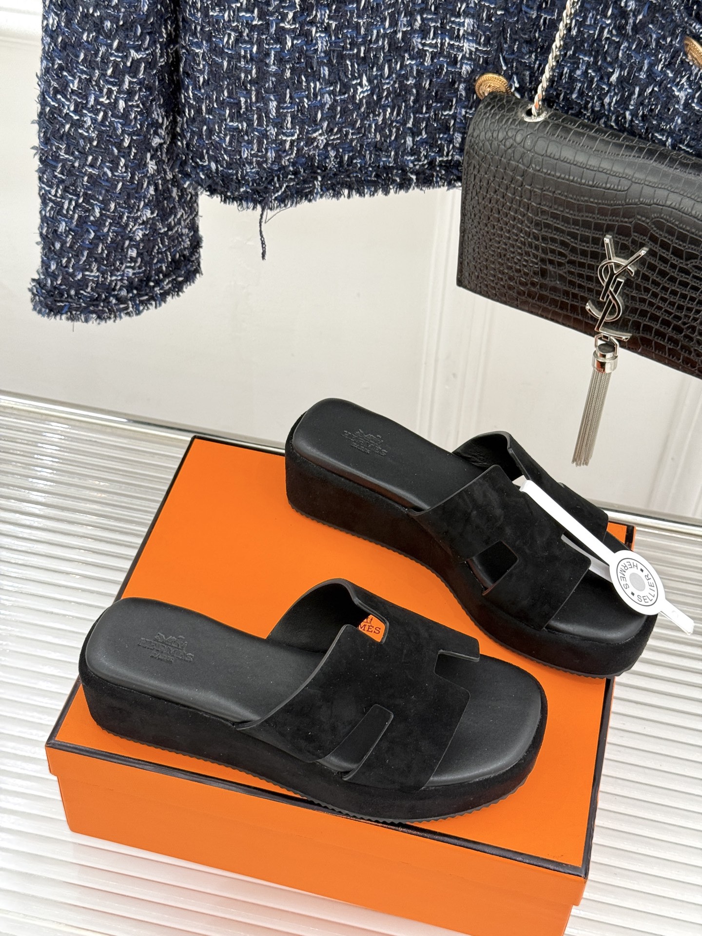 Hermès/爱马仕26WF新品极简厚底H拖鞋以极简厚底重塑经典H拖鞋。标志性H型鞋面利落大气无多余修饰