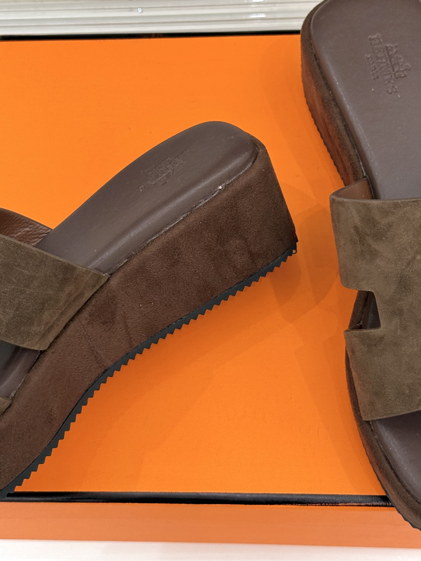 Hermès/爱马仕26WF新品极简厚底H拖鞋以极简厚底重塑经典H拖鞋。标志性H型鞋面利落大气无多余修饰