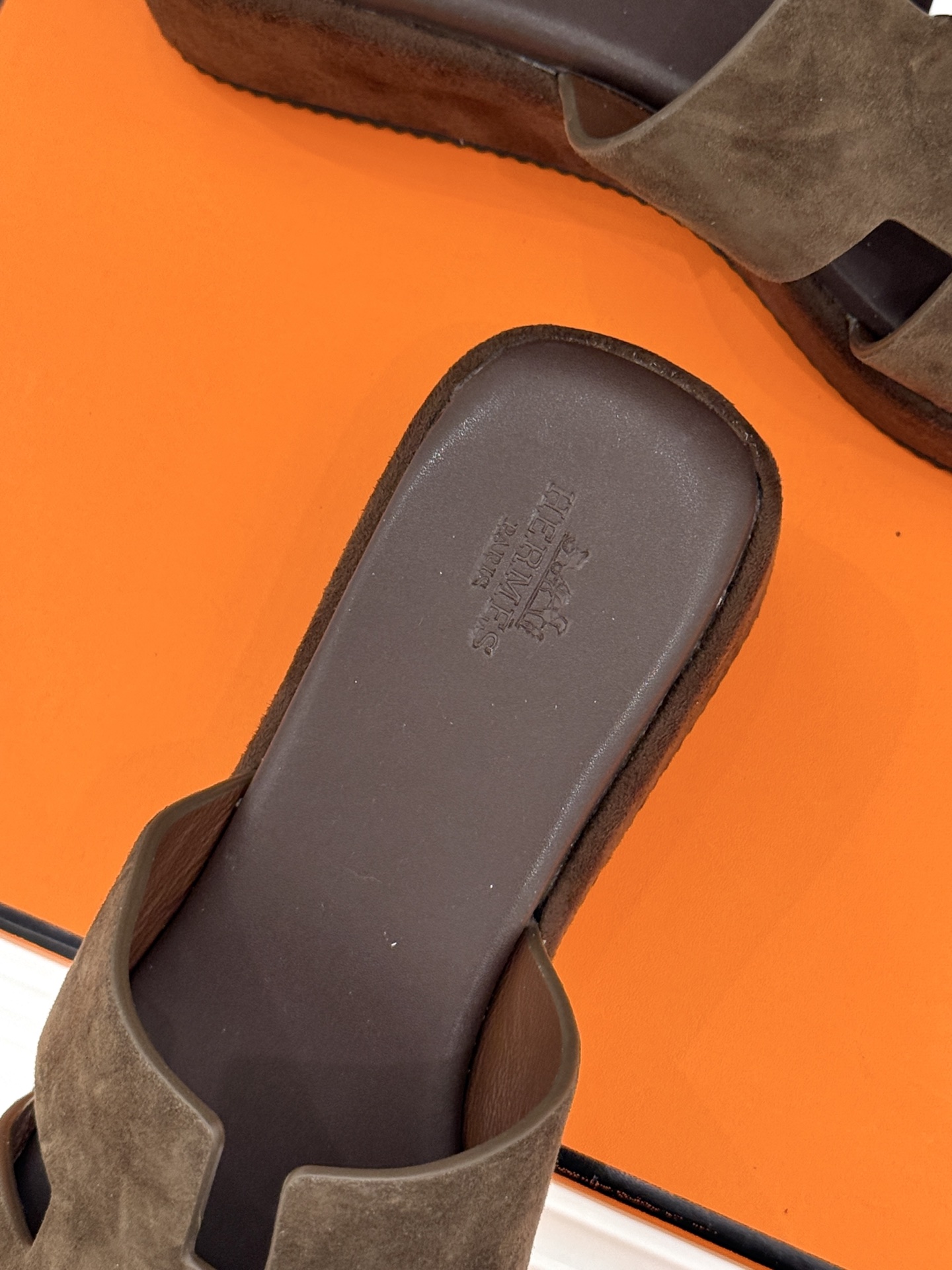Hermès/爱马仕26WF新品极简厚底H拖鞋以极简厚底重塑经典H拖鞋。标志性H型鞋面利落大气无多余修饰